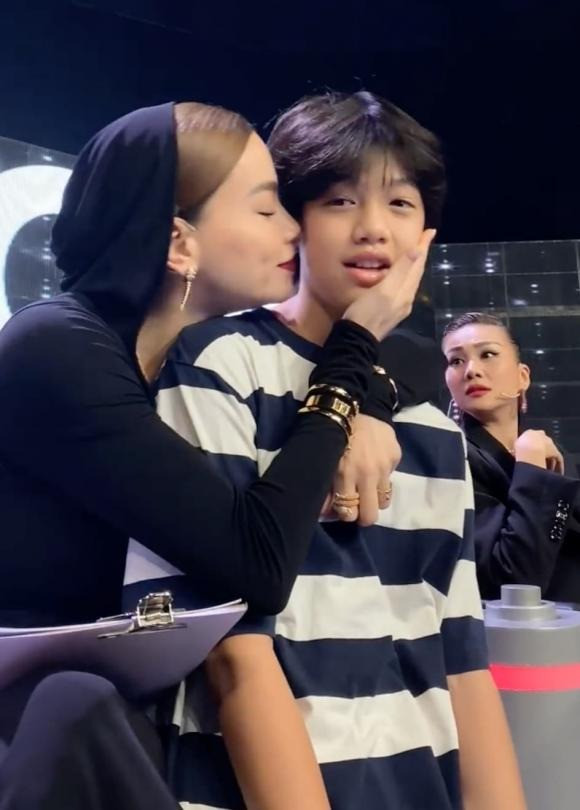 Chia sẻ về con trai đầu lòng, giọng ca Cô đơn trên sofa cho biết Subeo sinh ra trong gia đình có điều kiện nhưng sống giản dị, không đua đòi và là cậu bé ngọt ngào, biết quan tâm đến người khác. Chia sẻ về con trai đầu lòng, giọng ca Cô đơn trên sofa cho biết Subeo sinh ra trong gia đình có điều kiện nhưng sống giản dị, không đua đòi và là cậu bé ngọt ngào, biết quan tâm đến người khác.