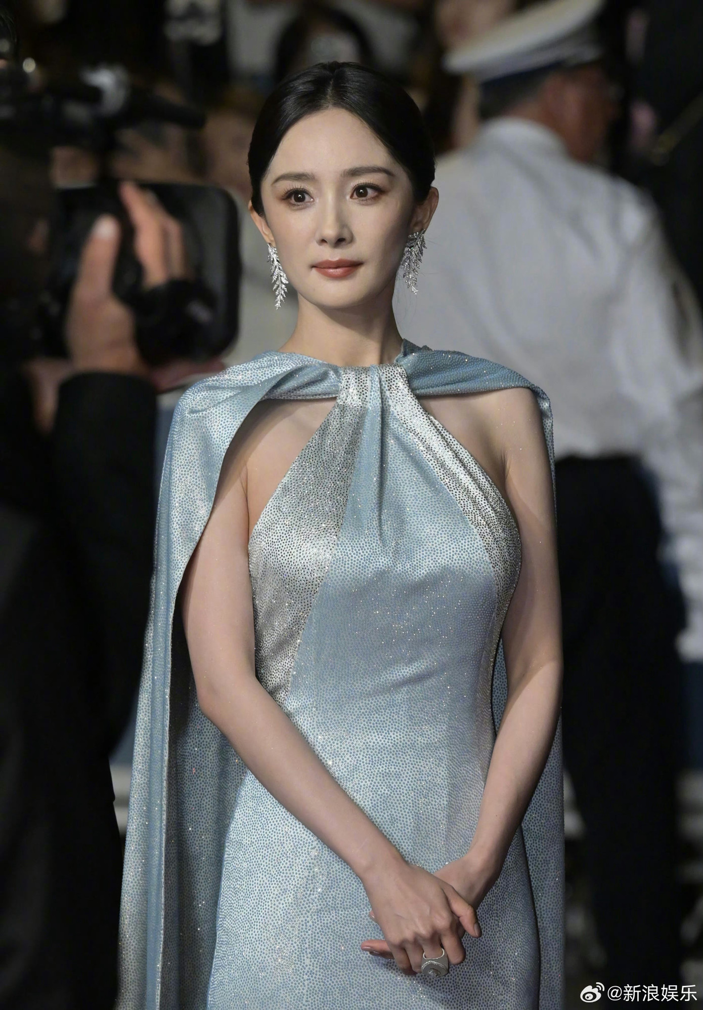 Dương Mịch cùng đoàn phim Tương viên lộng. Nữ diễn viên được nhiều nhiếp ảnh gia gọi tên nhưng cô vẫn ở lại cùng đồng nghiệp chụp hình tập thể. Dương Mịch cùng đoàn phim Tương viên lộng. Nữ diễn viên được nhiều nhiếp ảnh gia gọi tên nhưng cô vẫn ở lại cùng đồng nghiệp chụp hình tập thể.