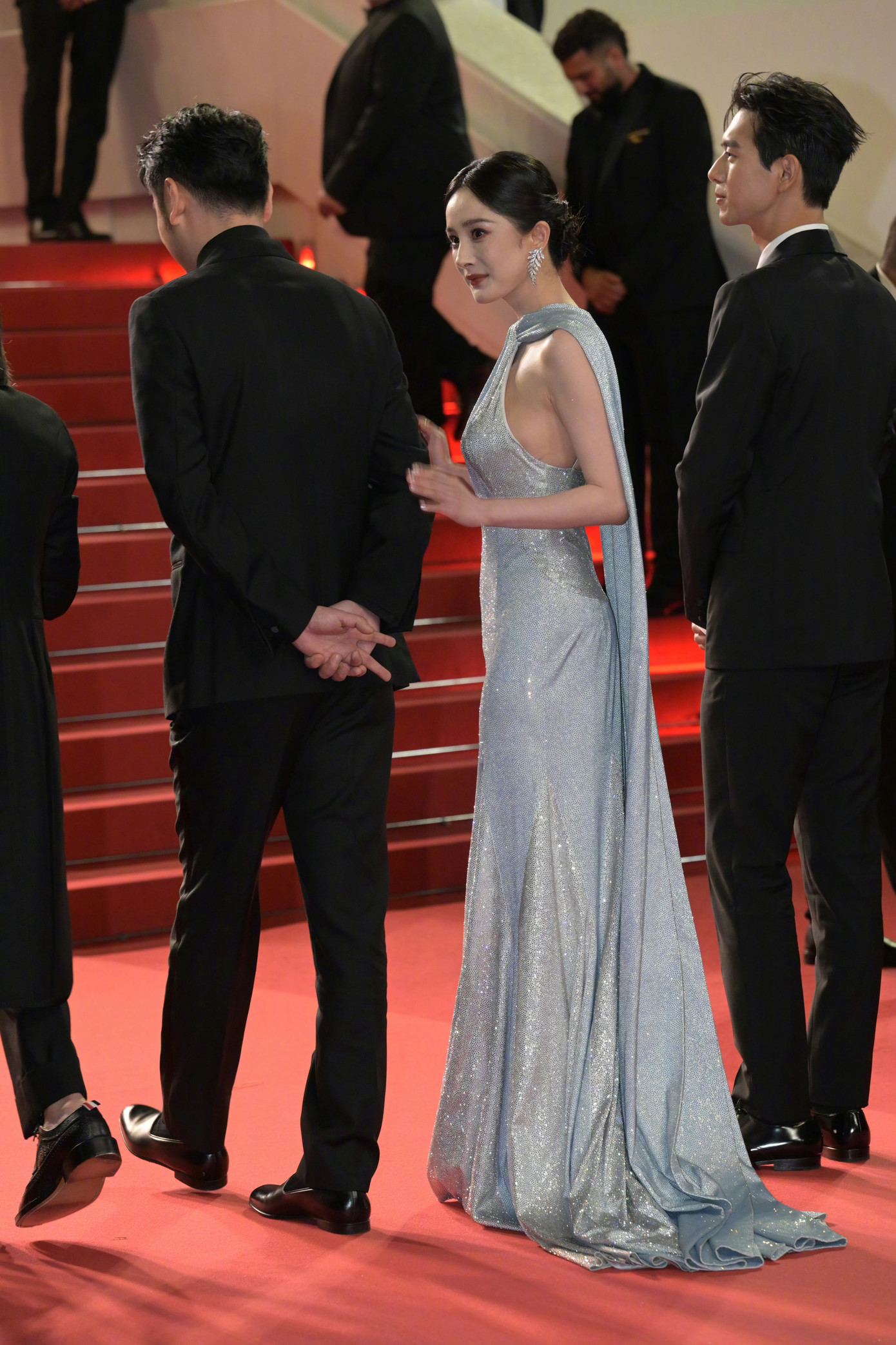 Dương Mịch cùng đoàn phim Tương viên lộng. Nữ diễn viên được nhiều nhiếp ảnh gia gọi tên nhưng cô vẫn ở lại cùng đồng nghiệp chụp hình tập thể. Dương Mịch cùng đoàn phim Tương viên lộng. Nữ diễn viên được nhiều nhiếp ảnh gia gọi tên nhưng cô vẫn ở lại cùng đồng nghiệp chụp hình tập thể.