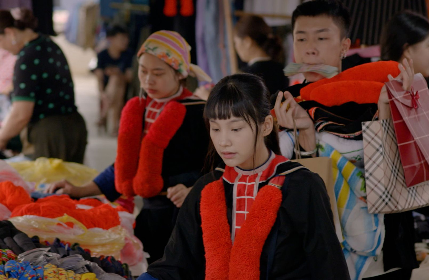 Dù được cậu ấm giàu nhất bản theo đuổi, Pu vẫn một mực chối bỏ tình cảm của Chải vì muốn theo đuổi ước mơ được đi học. Diễn biến các tập phim được khán giả đón đợi dù trước đó phim vướng tranh cãi liên quan đến trang phục của người dân tộc.