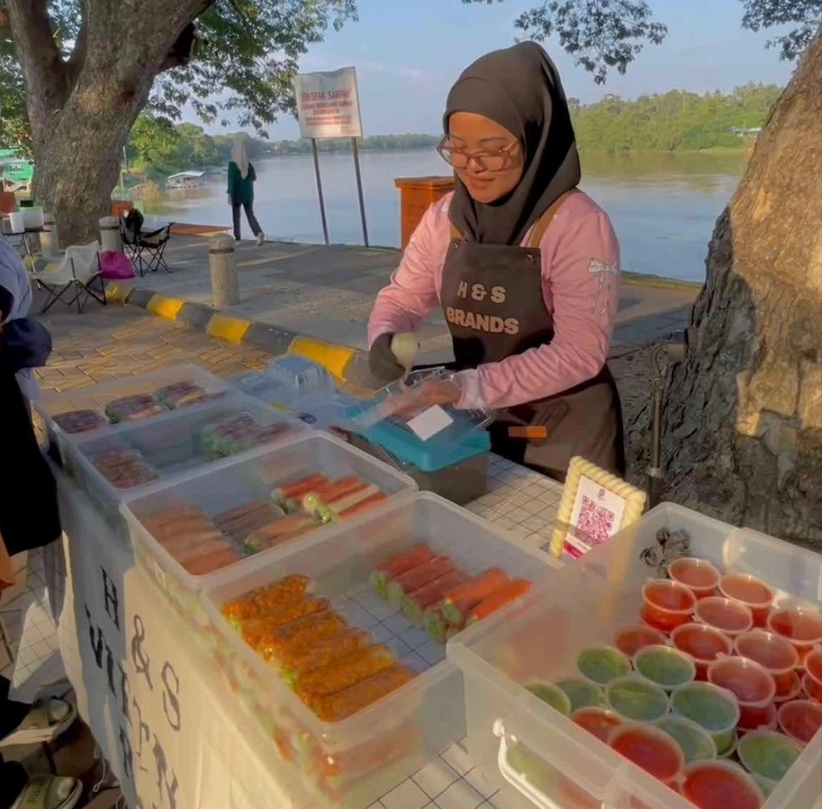 Chị Syahirah Husna tất bật bán gỏi cuốn Việt Nam.