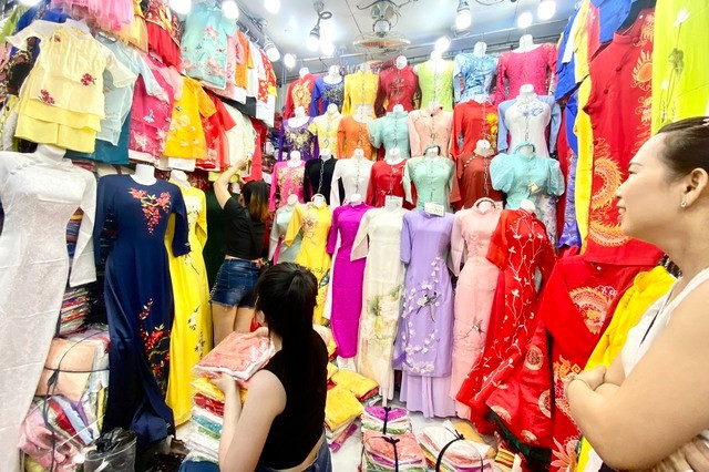 Chị Lài và nhân viên đang soạn hàng cho khách.