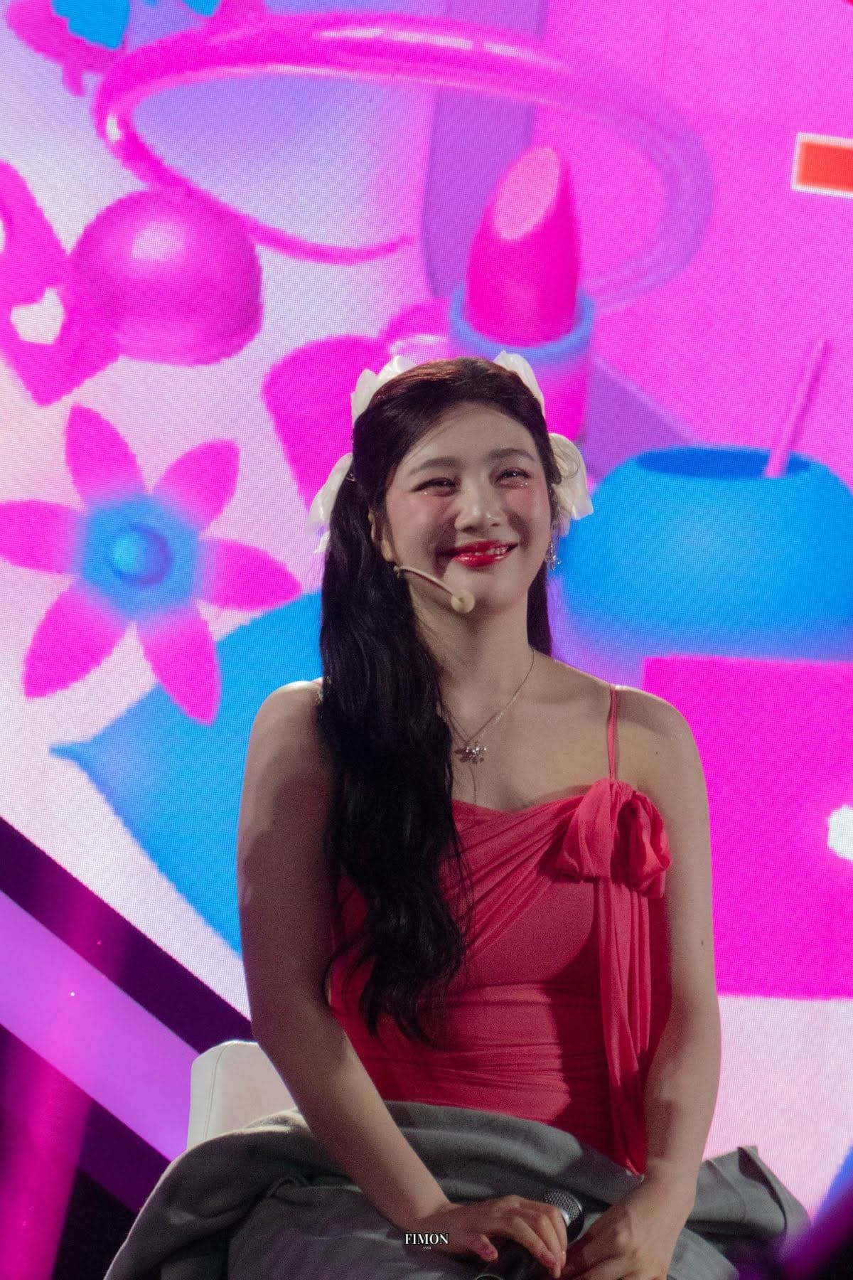 Joy (Red Velvet) khiến cộng đồng fan tranh luận vì tăng cân và mặc váy quá ngắn. Trong buổi biểu diễn ở Indonesia, nữ ca sĩ không thoải mái khi di chuyển và biểu diễn. Cô liên tục dùng tay giữ váy để tránh tình huống hớ hênh. Trong vài khoảnh khắc, chiếc váy phản chủ khiến nữ ca sĩ lộ nội y. Ảnh: Twitter. Joy (Red Velvet) khiến cộng đồng fan tranh luận vì tăng cân và mặc váy quá ngắn. Trong buổi biểu diễn ở Indonesia, nữ ca sĩ không thoải mái khi di chuyển và biểu diễn. Cô liên tục dùng tay giữ váy để tránh tình huống hớ hênh. Trong vài khoảnh khắc, chiếc váy phản chủ khiến nữ ca sĩ lộ nội y. Ảnh: Twitter.