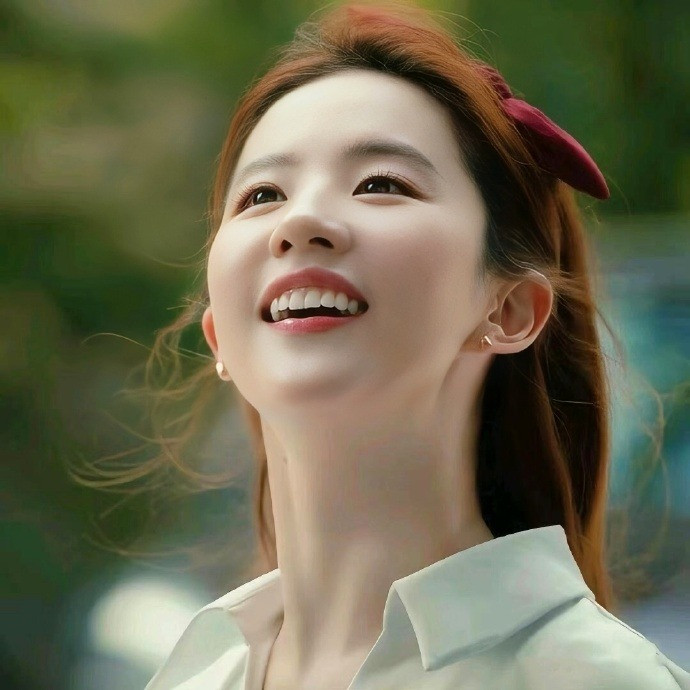 Lưu Diệc Phi tạo trào lưu đặt hình đại diện cầu may mắn. Năm 2023 là hình ảnh Hứa Hồng Đậu ôm hoa hồng Ohara, đeo bờm phim Đi đến nơi có gió, gần nhất là hình ảnh tuổi thanh xuân rạng rỡ của Hoàng Diệc Mai trong Câu chuyện hoa hồng.