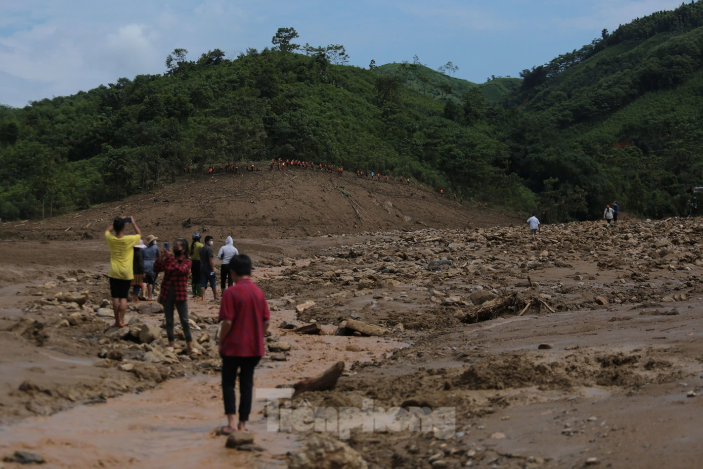 Chỉ sau một đêm, trận lũ quét lịch sử đã san phẳng toàn bộ nhà cửa của người dân thôn Làng Nủ. Ngôi nhà của 37 hộ dân bị đất đá trên núi Voi tràn xuống vùi lấp. Ảnh: Hân Nguyễn.