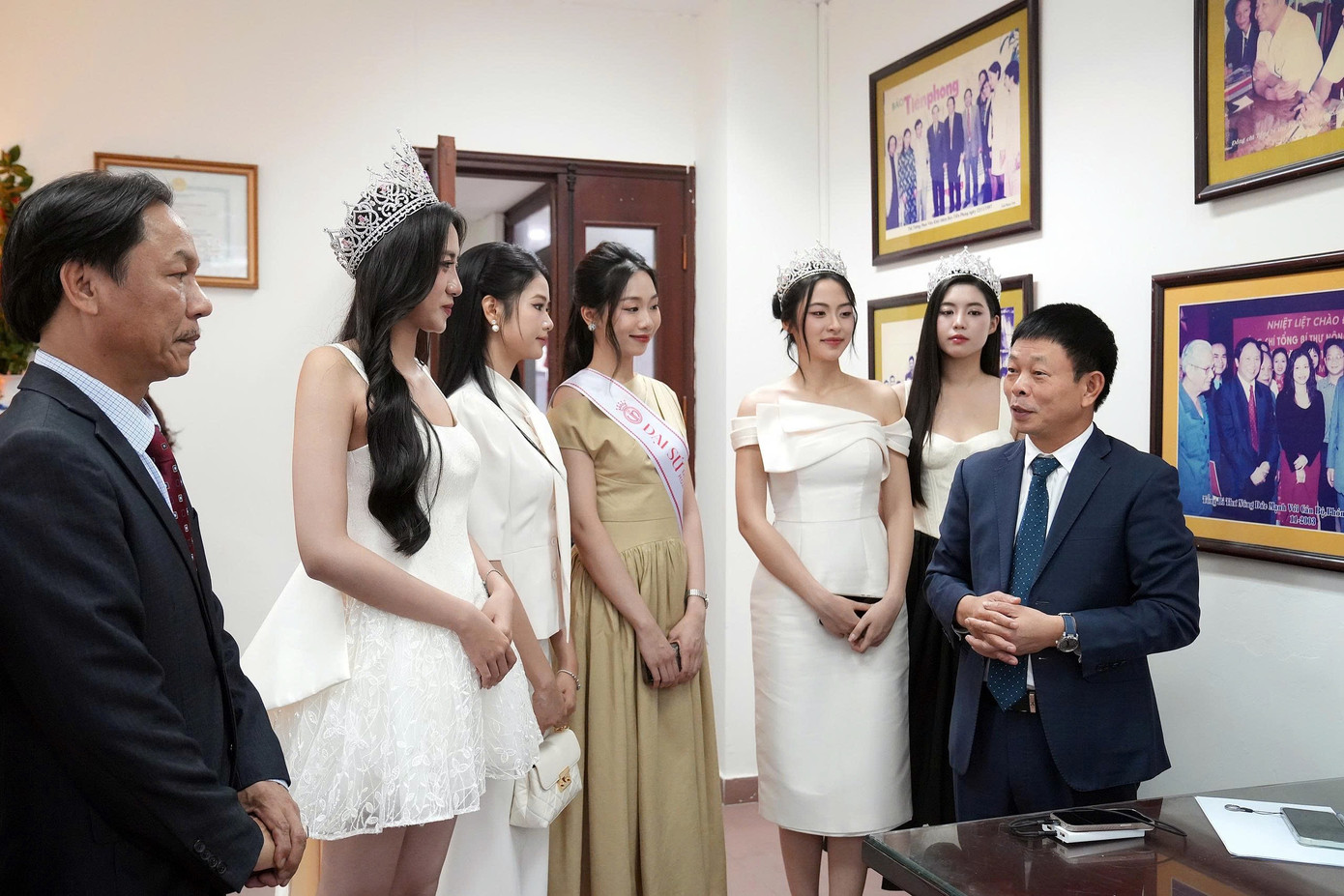 Tổng Biên tập Phùng Công Sưởng dẫn top 5 Hoa hậu Việt Nam 2024 tham quan phòng truyền thống của báo Tiền Phong. Tổng Biên tập Phùng Công Sưởng dẫn top 5 Hoa hậu Việt Nam 2024 tham quan phòng truyền thống của báo Tiền Phong.