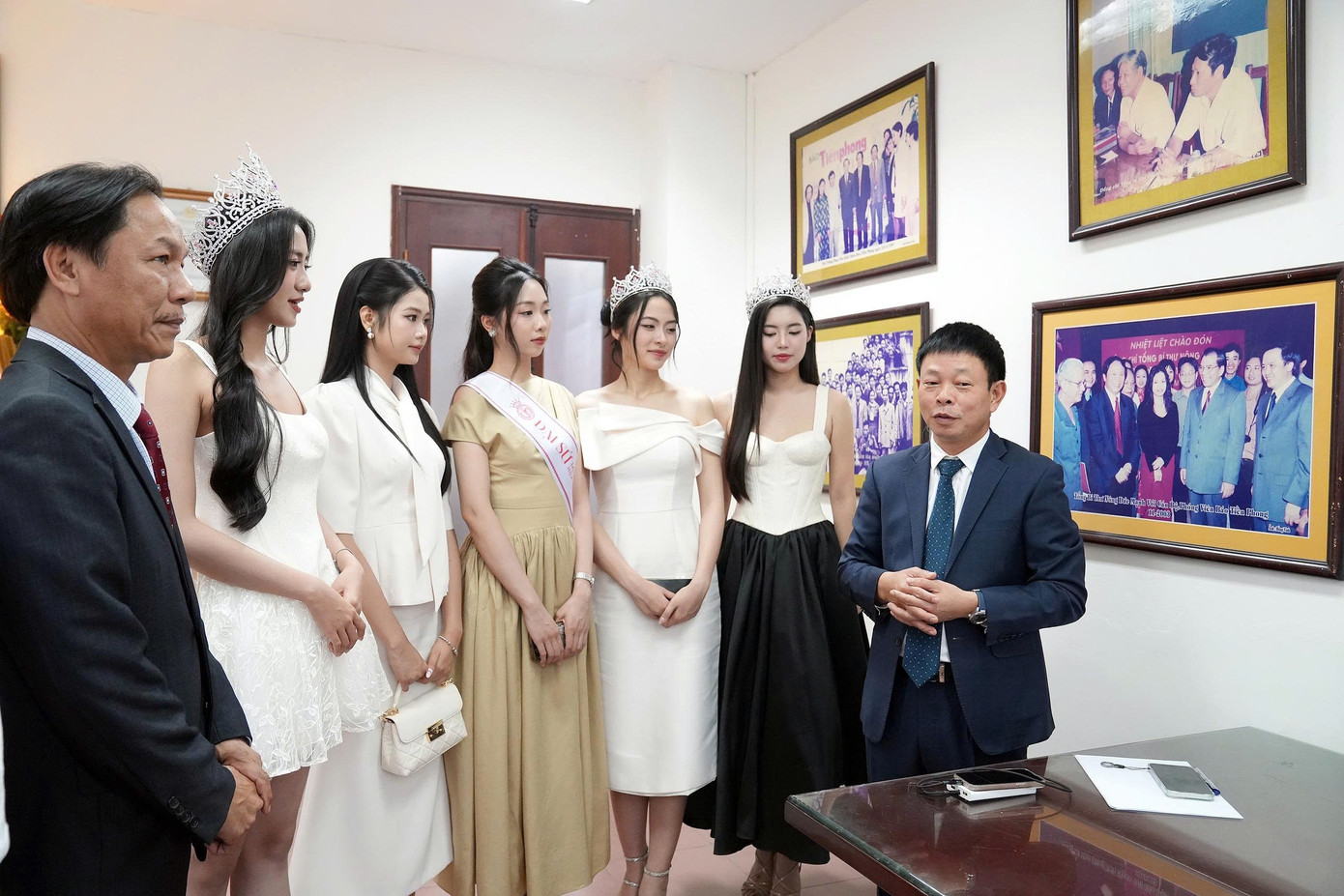 Tổng Biên tập Phùng Công Sưởng dẫn top 5 Hoa hậu Việt Nam 2024 tham quan phòng truyền thống của báo Tiền Phong. Tổng Biên tập Phùng Công Sưởng dẫn top 5 Hoa hậu Việt Nam 2024 tham quan phòng truyền thống của báo Tiền Phong.