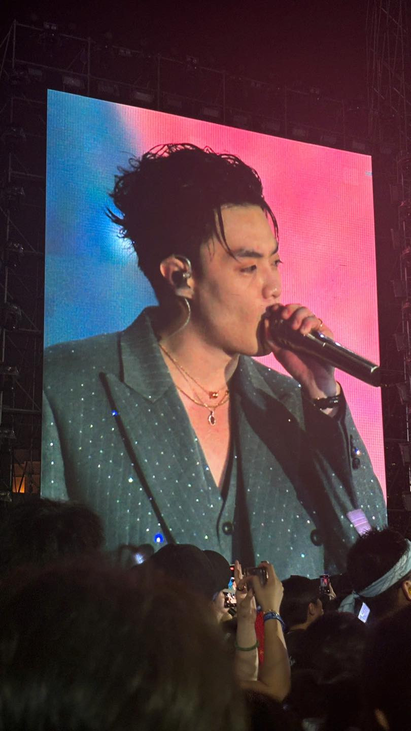 Negav chịu chỉ trích gay gắt vì phát ngôn liên quan đến việc học trước hàng chục nghìn khán giả. Negav chịu chỉ trích gay gắt vì phát ngôn liên quan đến việc học trước hàng chục nghìn khán giả.