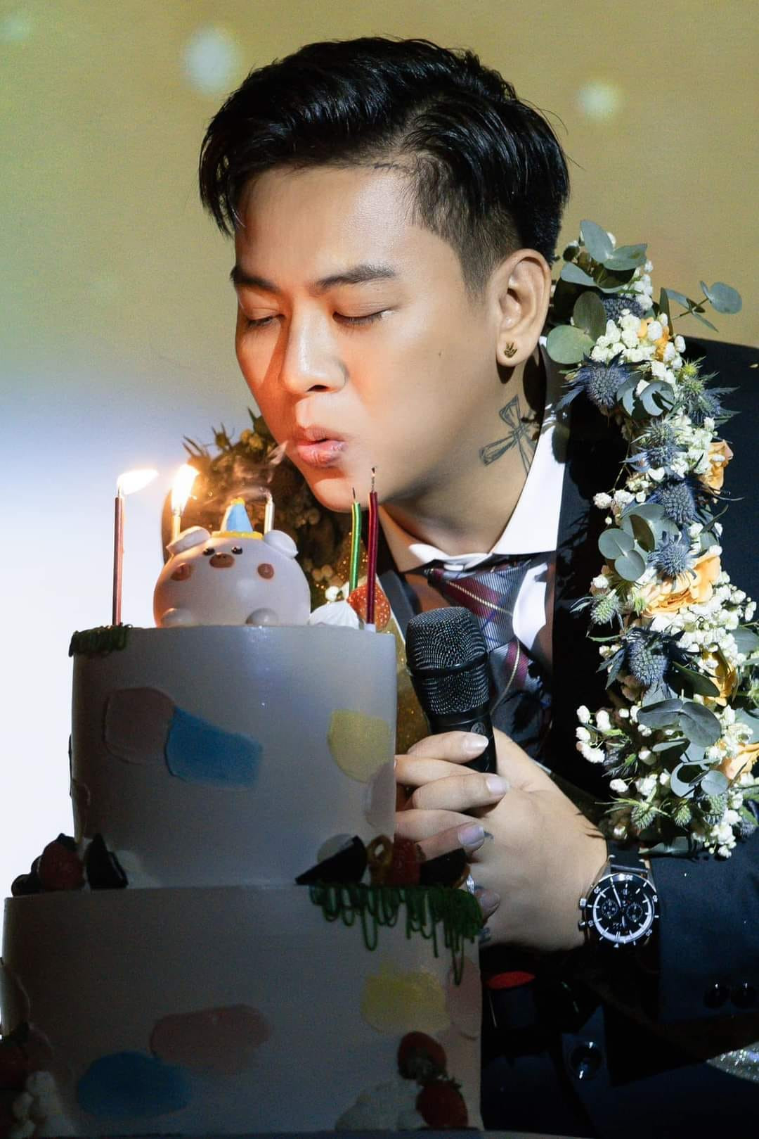 Con đường sự nghiệp của Hoài Lâm sau khi trở lại vẫn được khán giả, đồng nghiệp ủng hộ. Nhạc sĩ Nguyễn Minh Cường -&quot;cha đẻ&quot; của bản hit Hoa nở không màu cho hay có hai thứ chẳng hề thay đổi, là giọng hát của Hoài Lâm và tình anh em giữa cả hai. “Lâm nói tôi là nhạc sĩ duy nhất mà Lâm có thể nhõng nhẽo, còn Lâm là ca sĩ mà tôi yêu quý nhất” – nhạc sĩ Minh Cường nói. Song ca cùng Bạch Công Khanh trong live show, Hoài Lâm được đồng nghiệp nhận xét là người dễ mến, siêng tập luyện. Bạch Công Khanh không áp lực hay gặp khó khăn khi đứng chung sân khấu nghệ sĩ sống thiên về cảm xúc, vừa ca hát trở lại sau thời gian ở ẩn như Hoài Lâm.