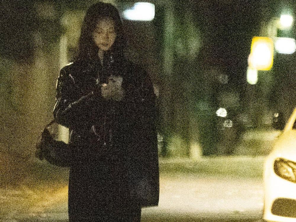 Karina và nam diễn viên Lee Jae Wook bị Dispatch tung bằng chứng hẹn hò. Cả hai gặp gỡ lần đầu khi dự show thời trang ở Milan. Ảnh: Dispatch.