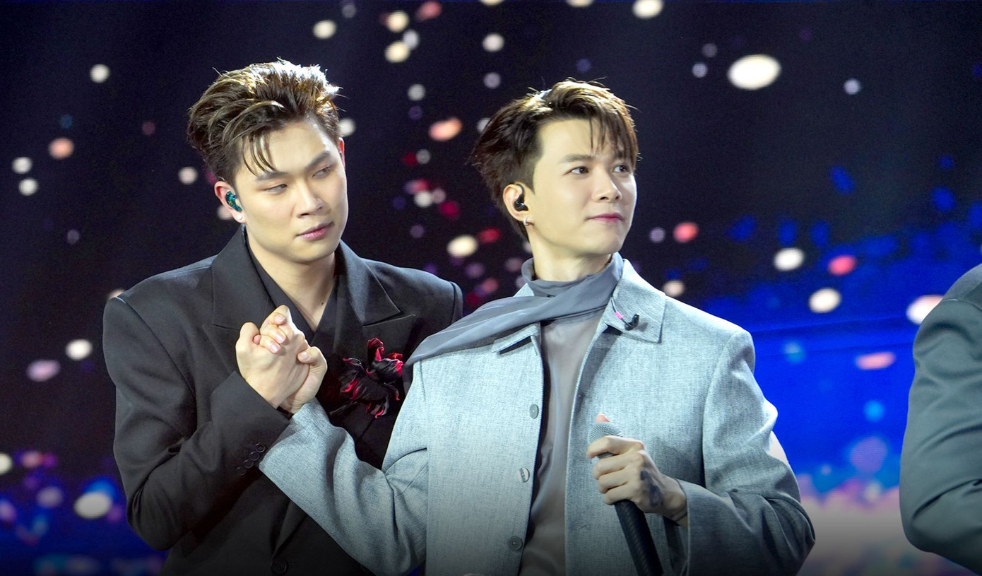 Trong đêm nhạc, Trấn Thành thay mặt dàn nghệ sĩ gửi lời cảm ơn đến khán giả. Anh nhắc đến cụm từ “hi mom, hi dad” được sử dụng nhiều trong cộng đồng fan show Anh trai say hi. “Dù không muốn khán giả cũng thấy Anh trai say hi là hiện tượng của năm qua. Mỗi lần chúng tôi làm gì đó đáng yêu quý vị gọi là quý tử, làm gì trái ý thì gọi nghịch tử. Vậy nên tôi coi khán giả như cha như mẹ. Cụm từ “hi mom, hi dad (ghép từ cha, mẹ trong tiếng Anh với cụm từ ‘say hi’ – PV) ra đời từ đó. Cảm ơn các bạn suốt thời gian qua đã ủng hộ cho Anh trai say hi” – Trấn Thành lên tiếng.