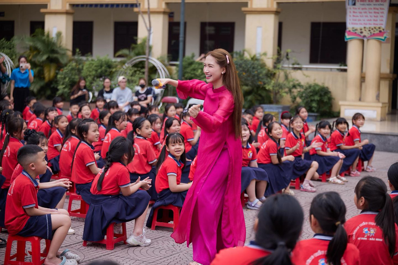 Hòa Minzy diễn Bắc Bling ở nhiều trường tiểu học. Hòa Minzy diễn Bắc Bling ở nhiều trường tiểu học.