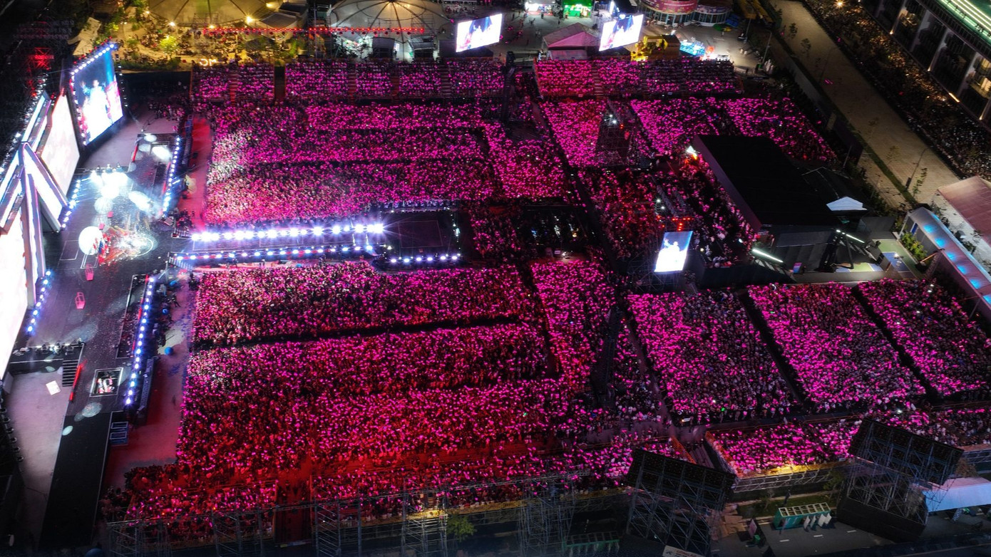 Khán giả xếp hàng từ 12h để chờ có vị trí đẹp trong đêm nhạc. Lượng người đổ về concert ngày càng đông. Xung quanh khu vực này là tòa chung cư có view nhìn thẳng ra đêm nhạc vì vậy đã xuất hiện tình trạng livestream trái phép trên các nền tảng mạng xã hội trong khi concert đang diễn ra.