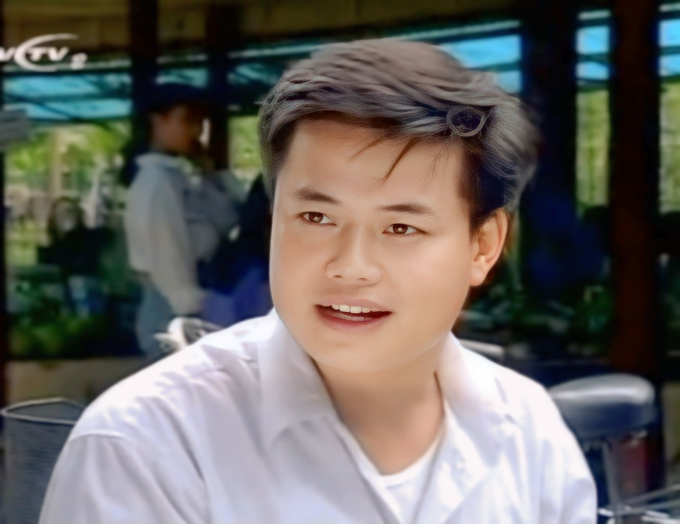 Diễn viên Xuân Tùng được khán giả biết đến qua vai “Lão Trư” phimXin hãy tin em.Trong bộ phim cách đây 27 năm, Xuân Tùng đóng Trư – người yêu Thắm (Hoa Thúy thủ vai), có vẻ ngoài vụng về, thô kệch nhưng tốt bụng, chân thành trong tình yêu. Nhiều năm qua, Xuân Tùng vắng bóng khỏi màn ảnh. Anh chia sẻ đã rời môi trường làm việc chuyên nghiệp – Nhà hát Tuổi trẻ từ năm 2008. Diễn viên Xuân Tùng được khán giả biết đến qua vai “Lão Trư” phimXin hãy tin em.Trong bộ phim cách đây 27 năm, Xuân Tùng đóng Trư – người yêu Thắm (Hoa Thúy thủ vai), có vẻ ngoài vụng về, thô kệch nhưng tốt bụng, chân thành trong tình yêu. Nhiều năm qua, Xuân Tùng vắng bóng khỏi màn ảnh. Anh chia sẻ đã rời môi trường làm việc chuyên nghiệp – Nhà hát Tuổi trẻ từ năm 2008.