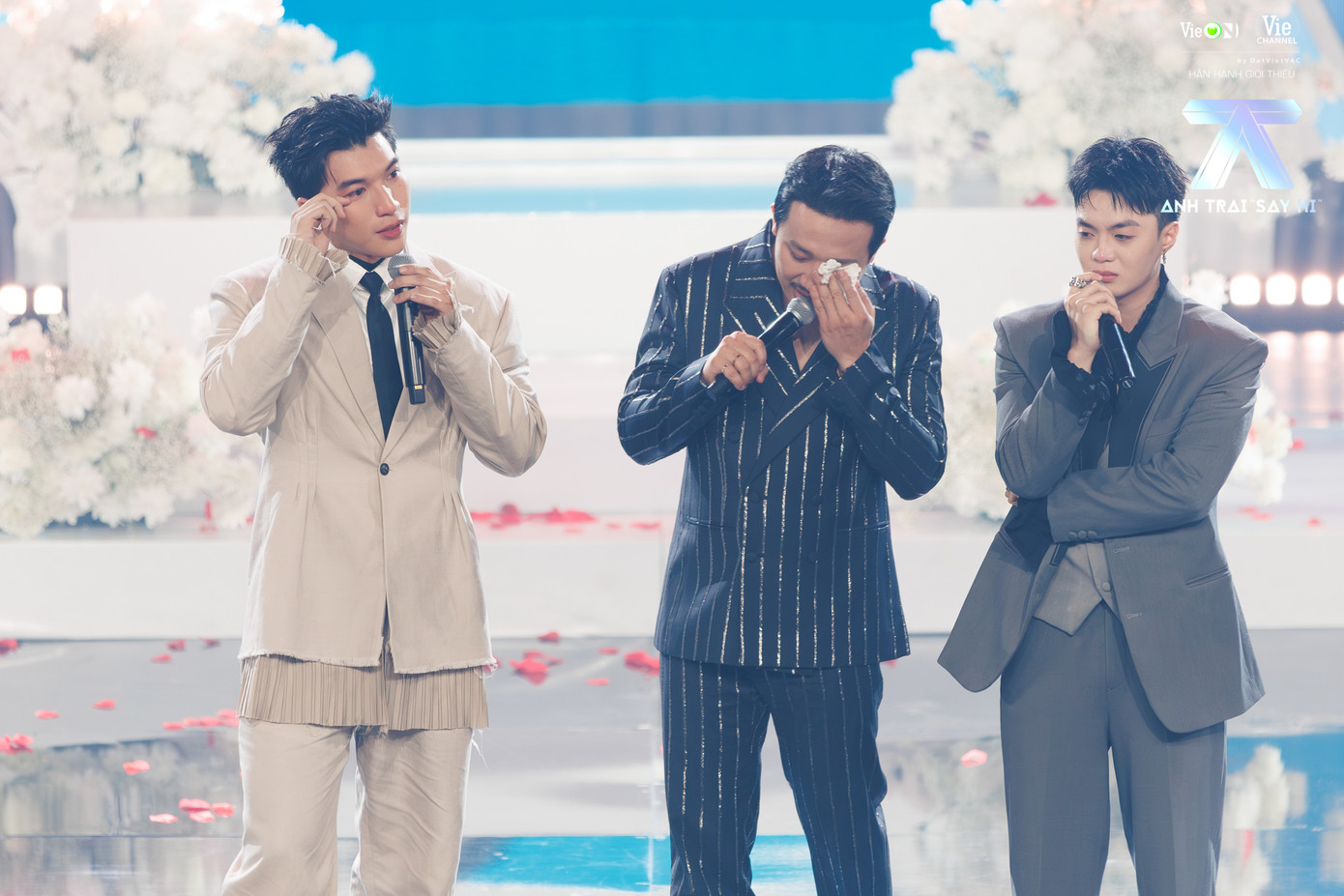 Giây phút khiến Hieuthuhai và MC Trấn Thành bật khóc.