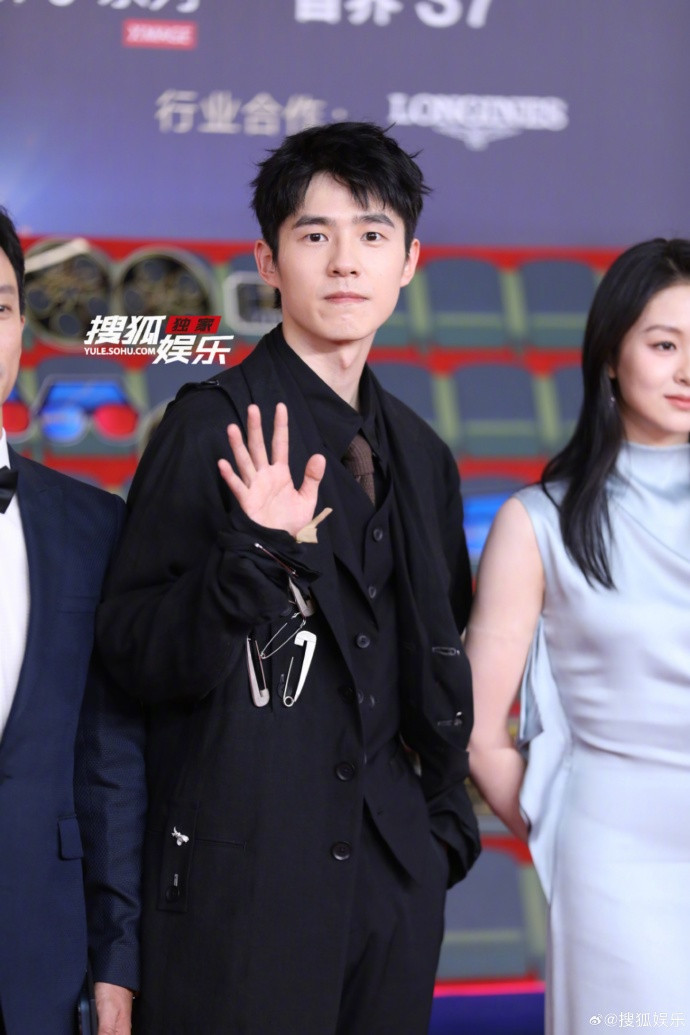 Vương Tuấn Khải (trái) trong trang phục vest được thiết kế riêng. Lưu Hạo Nhiên được khen điển trai.