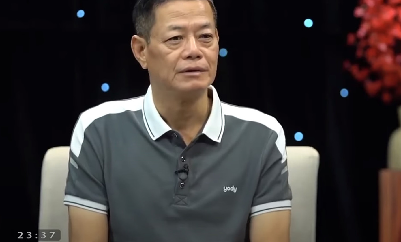 Hiện tại, nam diễn viên giảng dạy nghệ thuật nhưng không đóng phim dài ngày, lăn lộn như xưa vì sức khỏe không đáp ứng được. Gần đây, Xuân Tùng tham gia vở Hồn Trương Ba da hàng thịt cùng Hương Thủy, Kim Oanh, Chiều Xuân… được khán giả đón nhận tích cực sau bốn tháng trời luyện tập vất vả. "Rất thích vì lâu lắm mới được làm đúng nghề của mình, nhưng mệt thật" - Xuân Tùng nói. Hiện tại, nam diễn viên giảng dạy nghệ thuật nhưng không đóng phim dài ngày, lăn lộn như xưa vì sức khỏe không đáp ứng được. Gần đây, Xuân Tùng tham gia vở Hồn Trương Ba da hàng thịt cùng Hương Thủy, Kim Oanh, Chiều Xuân… được khán giả đón nhận tích cực sau bốn tháng trời luyện tập vất vả. "Rất thích vì lâu lắm mới được làm đúng nghề của mình, nhưng mệt thật" - Xuân Tùng nói.