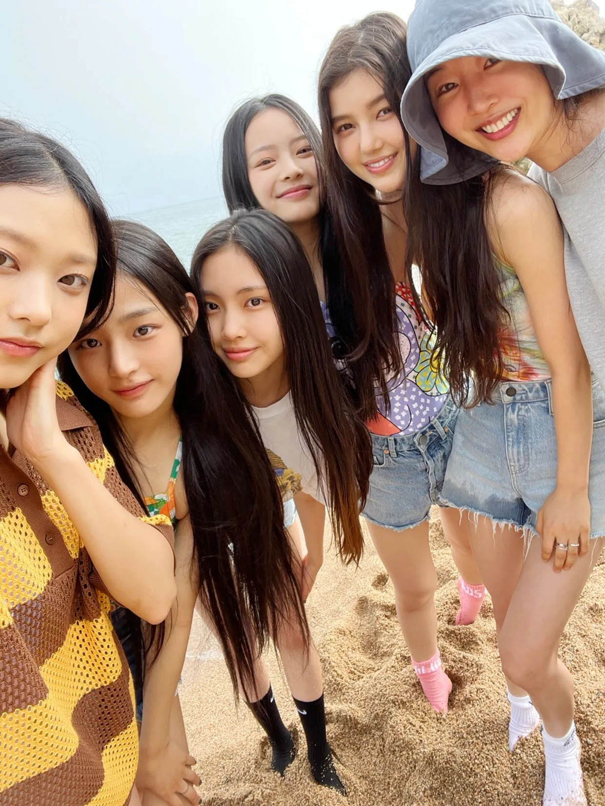 Min Hee Jin (đội mũ) chụp cùng NewJeans. Nữ CEO cho biết NewJeans và phụ huynh của các thành viên ủng hộ cô trong vụ lùm xùm với Chủ tịch HYBE - Bang Si Hyuk (phải). Min Hee Jin (đội mũ) chụp cùng NewJeans. Nữ CEO cho biết NewJeans và phụ huynh của các thành viên ủng hộ cô trong vụ lùm xùm với Chủ tịch HYBE - Bang Si Hyuk (phải).