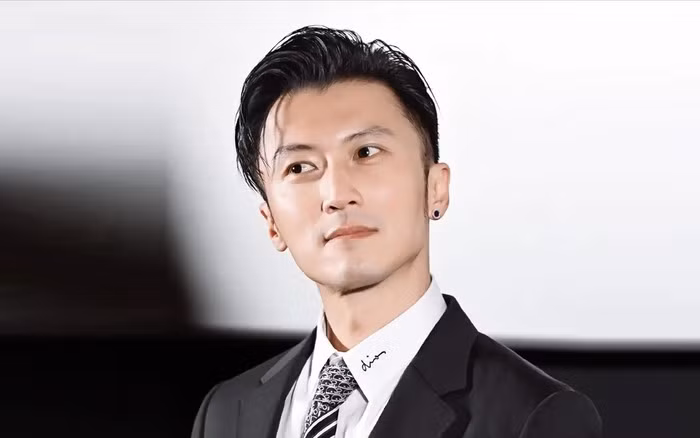 Lucas (áo đỏ) là con trai cả của Trương Bá Chi (đeo kính) và Tạ Đình Phong. Ảnh: HK01.