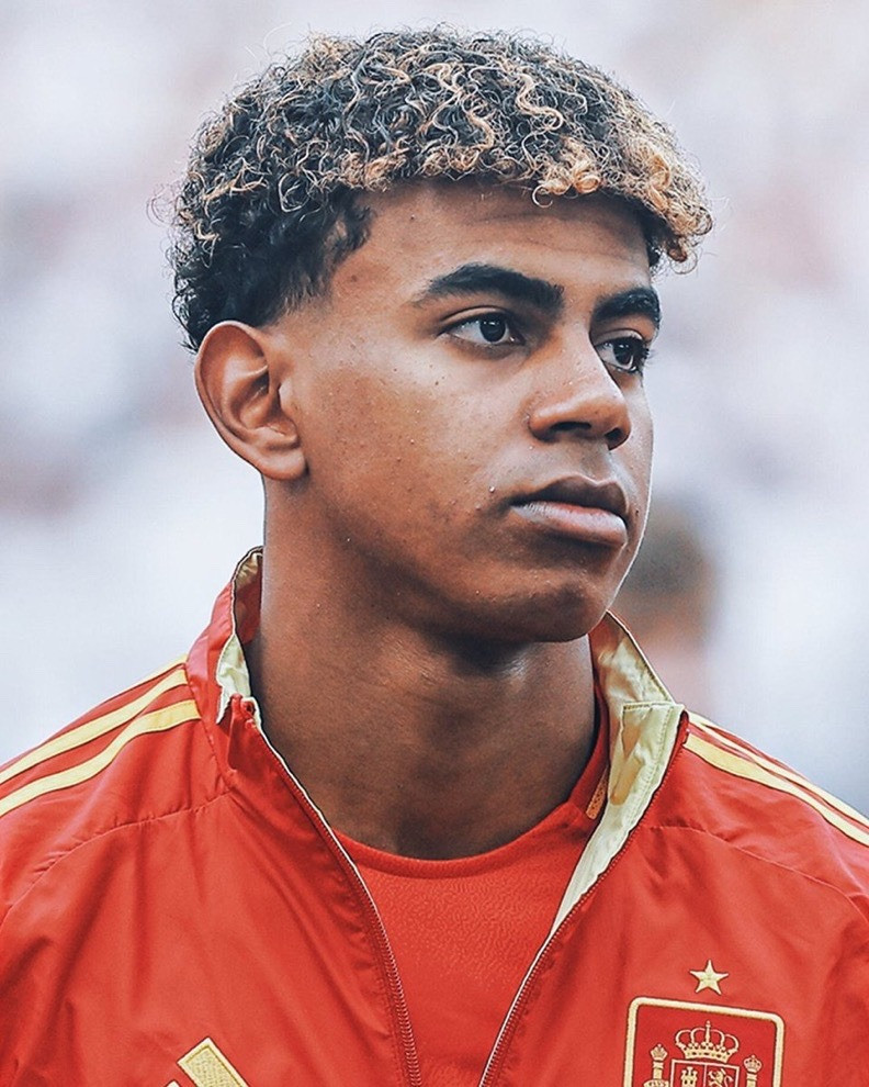 Lamine Yamal lập nên lịch sử cho riêng mình trong ngày Tây Ban Nha đánh bại tuyển Pháp 2-1, ghi tên vào chung kết Euro 2024. Từ khoảng cách 25m, tốc độ 102km/h, ngôi sao 16 tuổi vẽ nên đường cong mãn nhãn đốt lưới thủ môn Mike Maignan, giúp Tây Ban Nha gỡ hòa 1-1 ở phút thứ 21. Yamal lập kỷ lục là cầu thủ trẻ nhất ra sân, cầu thủ trẻ nhất kiến tạo, cầu thủ trẻ nhất ghi bàn tại các kỳ Euro… Lamine Yamal lập nên lịch sử cho riêng mình trong ngày Tây Ban Nha đánh bại tuyển Pháp 2-1, ghi tên vào chung kết Euro 2024. Từ khoảng cách 25m, tốc độ 102km/h, ngôi sao 16 tuổi vẽ nên đường cong mãn nhãn đốt lưới thủ môn Mike Maignan, giúp Tây Ban Nha gỡ hòa 1-1 ở phút thứ 21. Yamal lập kỷ lục là cầu thủ trẻ nhất ra sân, cầu thủ trẻ nhất kiến tạo, cầu thủ trẻ nhất ghi bàn tại các kỳ Euro…