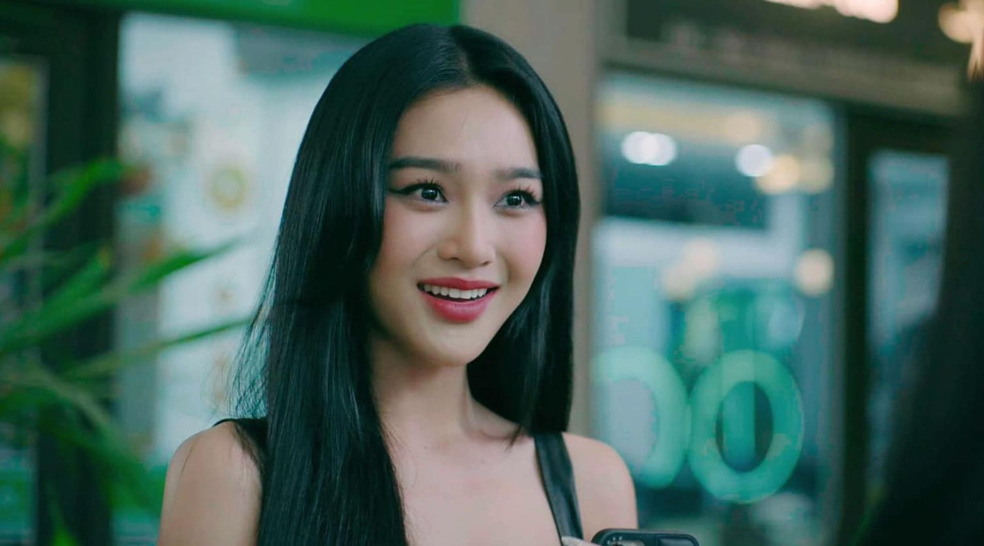 "Tiểu tam" Anh Thu gây sốt màn ảnh VTV hiện tại do diễn viên trẻ Cù Thị Trà thủ vai. Người đẹp sinh năm 1999 được nhiều khán giả đánh giá cao về nhan sắc, không ít bình luận khen Cù Thị Trà gợi cảm, sắc sảo. Trong Chúng ta của 8 năm sau, Anh Thu trở thành cái gai trong mắt của người xem vì phá hoại hạnh phúc của gia đình Tùng (B Trần) - Nguyệt (Quỳnh Kool). "Tiểu tam" Anh Thu gây sốt màn ảnh VTV hiện tại do diễn viên trẻ Cù Thị Trà thủ vai. Người đẹp sinh năm 1999 được nhiều khán giả đánh giá cao về nhan sắc, không ít bình luận khen Cù Thị Trà gợi cảm, sắc sảo. Trong Chúng ta của 8 năm sau, Anh Thu trở thành cái gai trong mắt của người xem vì phá hoại hạnh phúc của gia đình Tùng (B Trần) - Nguyệt (Quỳnh Kool).