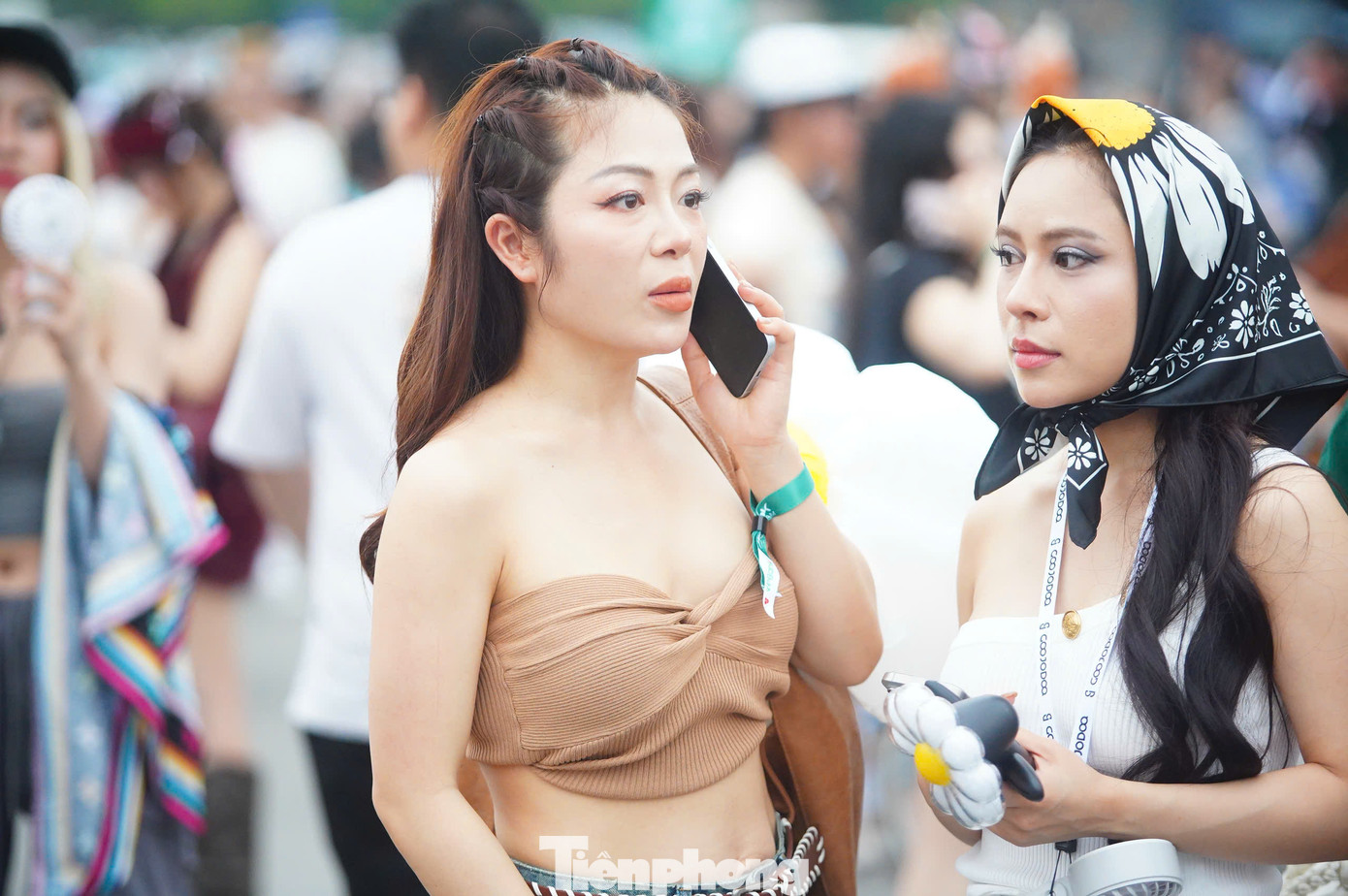 Thời tiết Hà Nội khá mát mẻ, nhiều fan nữ chọn đồ sexy khoe vóc dáng đến cổ vũ dàn sao Kpop.