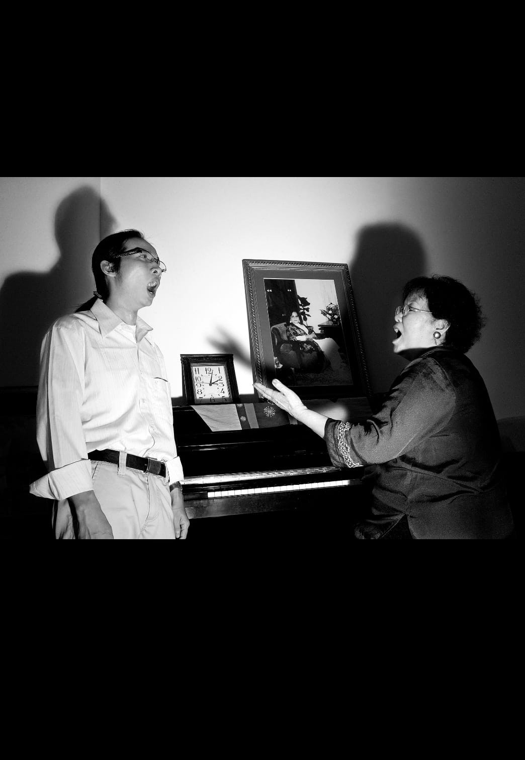 Nhạc sĩ khiếm thị Hà Chương (áo trắng) coi NSND Tường Vi là người mẹ thứ hai, người thầy vĩ đại của cuộc đời anh. Ảnh: FBNV. Nhạc sĩ khiếm thị Hà Chương (áo trắng) coi NSND Tường Vi là người mẹ thứ hai, người thầy vĩ đại của cuộc đời anh. Ảnh: FBNV.