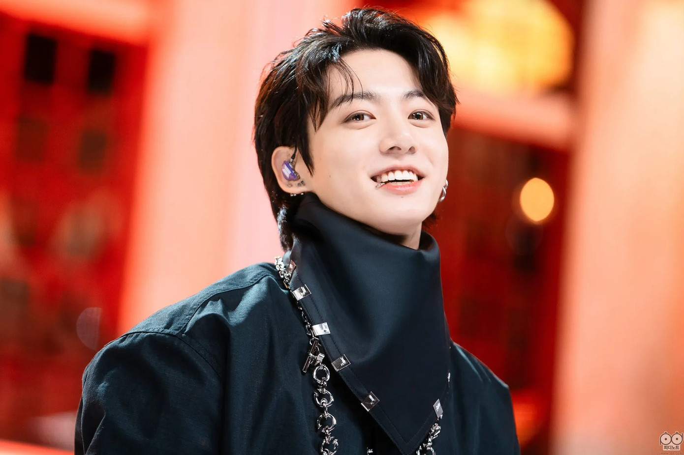 Jungkook chấp nhận cuộc sống riêng tư bị xâm phạm. Jungkook chấp nhận cuộc sống riêng tư bị xâm phạm.
