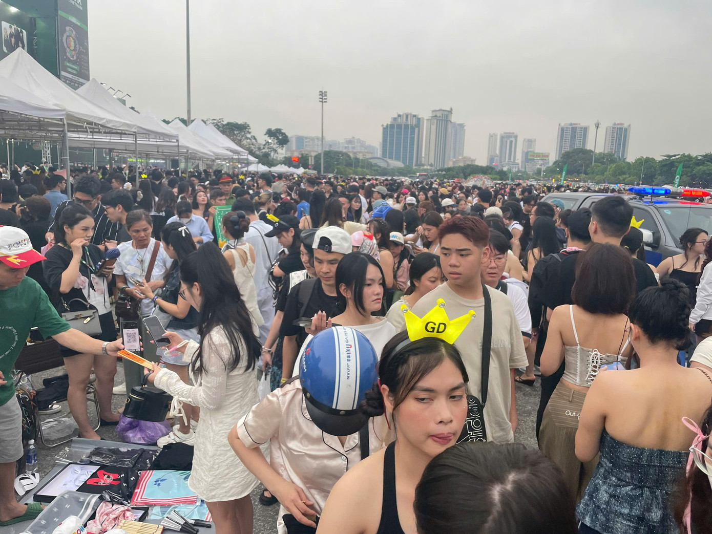 Càng sát giờ diễn, dòng người đổ về Mỹ Đình ngày một đông. Phía trước mặt sân Mỹ Đình là nhiều hàng quán mini hoạt động bán nước và đồ ăn nhanh, phụ kiện cho fan vào cổ vũ thần tượng.