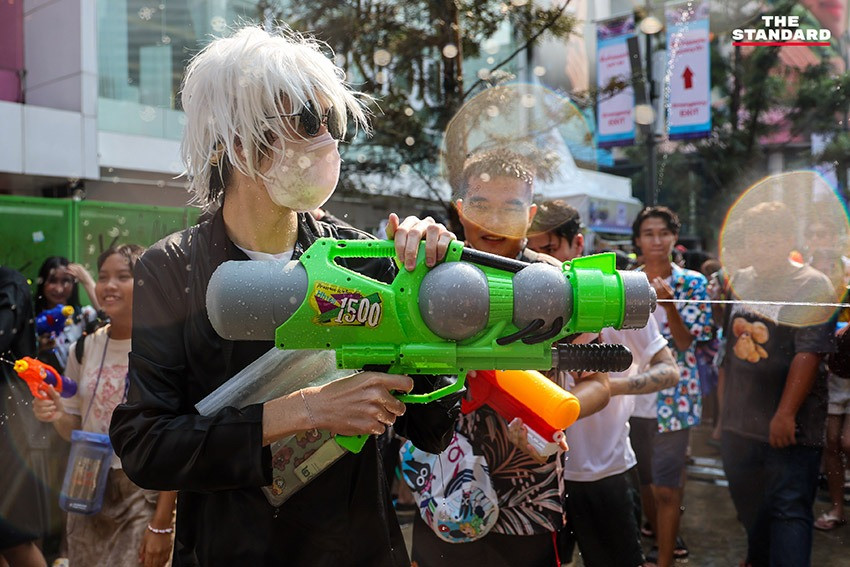 Nhiều du khách từ khắp nơi trên thế giới đến Thái Lan hòa mình vào lễ hội té nước. Từ trưa đến nửa đêm, cảnh sát tiến hành kiểm soát đám đông trên đường Khao San.