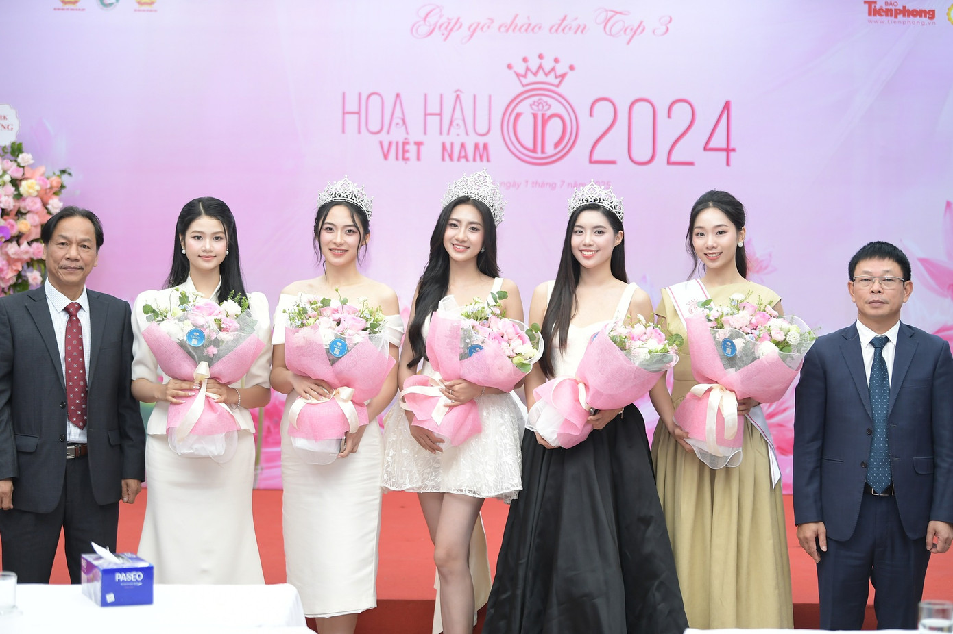 “Từ nay, chúng ta là người một nhà”. “Từ nay, chúng ta là người một nhà”.