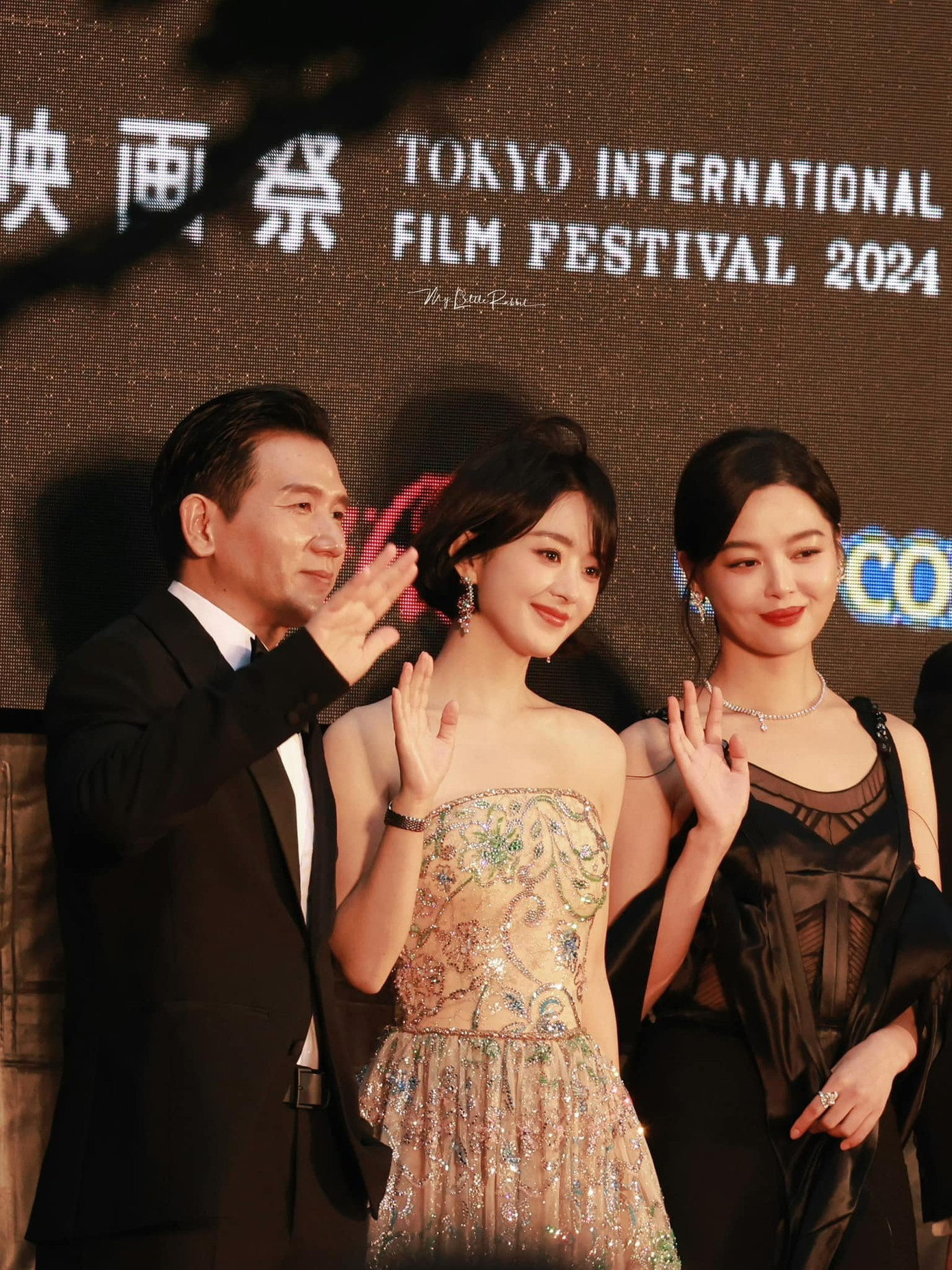 Triệu Lệ Dĩnh và Tân Chỉ Lôi với tạo hình quý phái đi thảm đỏ trở thành đề tài nóng trên hot search Weibo. Hai nữ diễn viên xuất hiện cùng đạo diễn Triệu Đức Dận và đoàn làm phim Tâm sự của Kiều Nghiên. Sau 2 ngày công chiếu, tác phẩm đã đạt doanh thu 70 triệu tệ (9,8 triệu USD). Ảnh: Weibo.