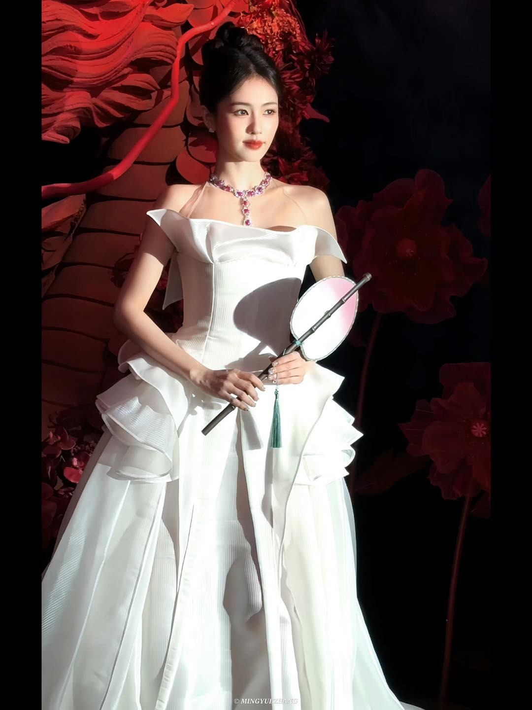 Sự xuất hiện của Bạch Lộc gây sốt mạng xã hội. Tạo hình công chúa của nữ diễn viên leo hot search Weibo. Tại sự kiện tối 13/1, cô cùng Vương Hạc Đệ nhận giải Diễn viên được chú ý nhất của năm nhờ vai diễn trong Dĩ ái vi doanh. Sự xuất hiện của Bạch Lộc gây sốt mạng xã hội. Tạo hình công chúa của nữ diễn viên leo hot search Weibo. Tại sự kiện tối 13/1, cô cùng Vương Hạc Đệ nhận giải Diễn viên được chú ý nhất của năm nhờ vai diễn trong Dĩ ái vi doanh.