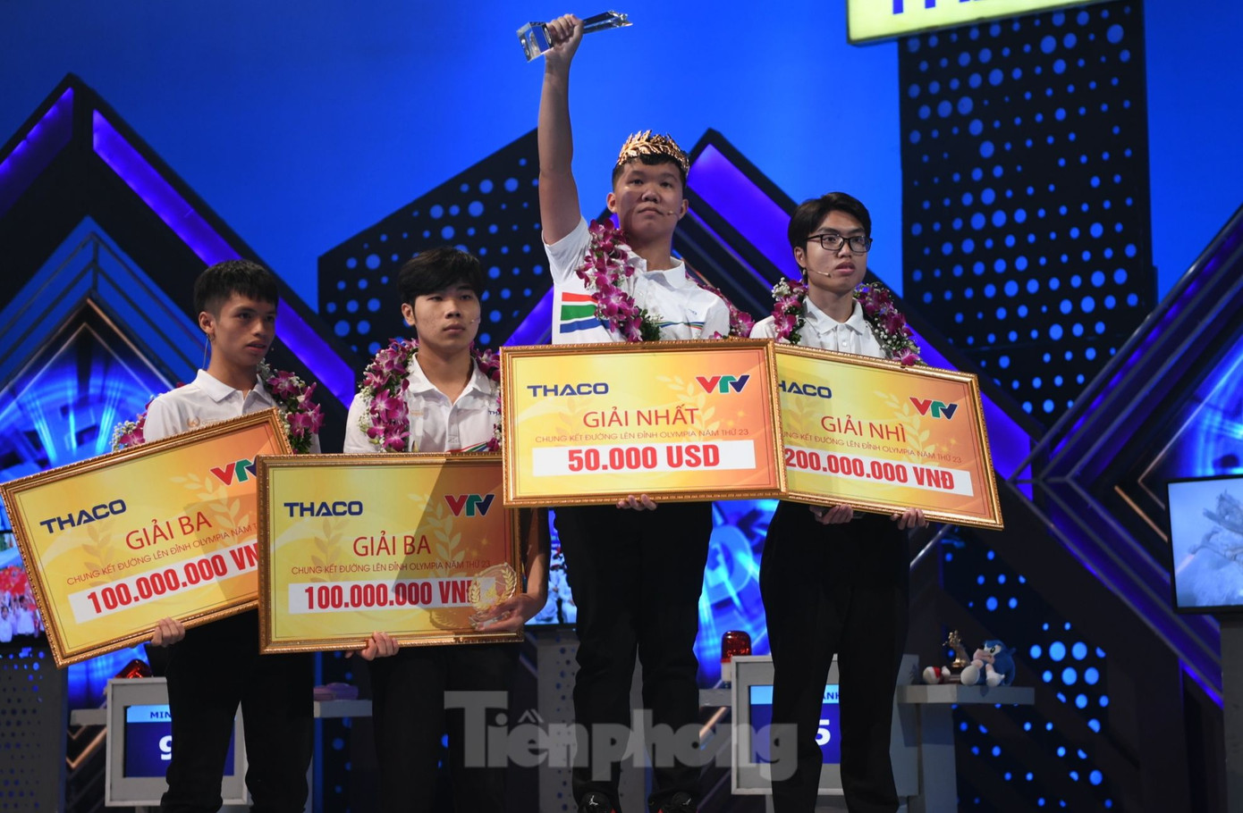Ở câu cuối, Minh Triết làm điều chưa từng có tiền lệ khi quyết định nhường cơ hội cho Xuân Mạnh và Trọng Thành tranh tài. Trọng Thành bấm chuông nhưng không đưa ra được đáp án đúng. Vòng nguyệt quế đã thuộc về Xuân Mạnh. Các thí sinh đã chạy đến chúc mừng, ôm chầm lấy nhau sau khi cuộc tranh tài kết thúc. Ảnh: Như Ý