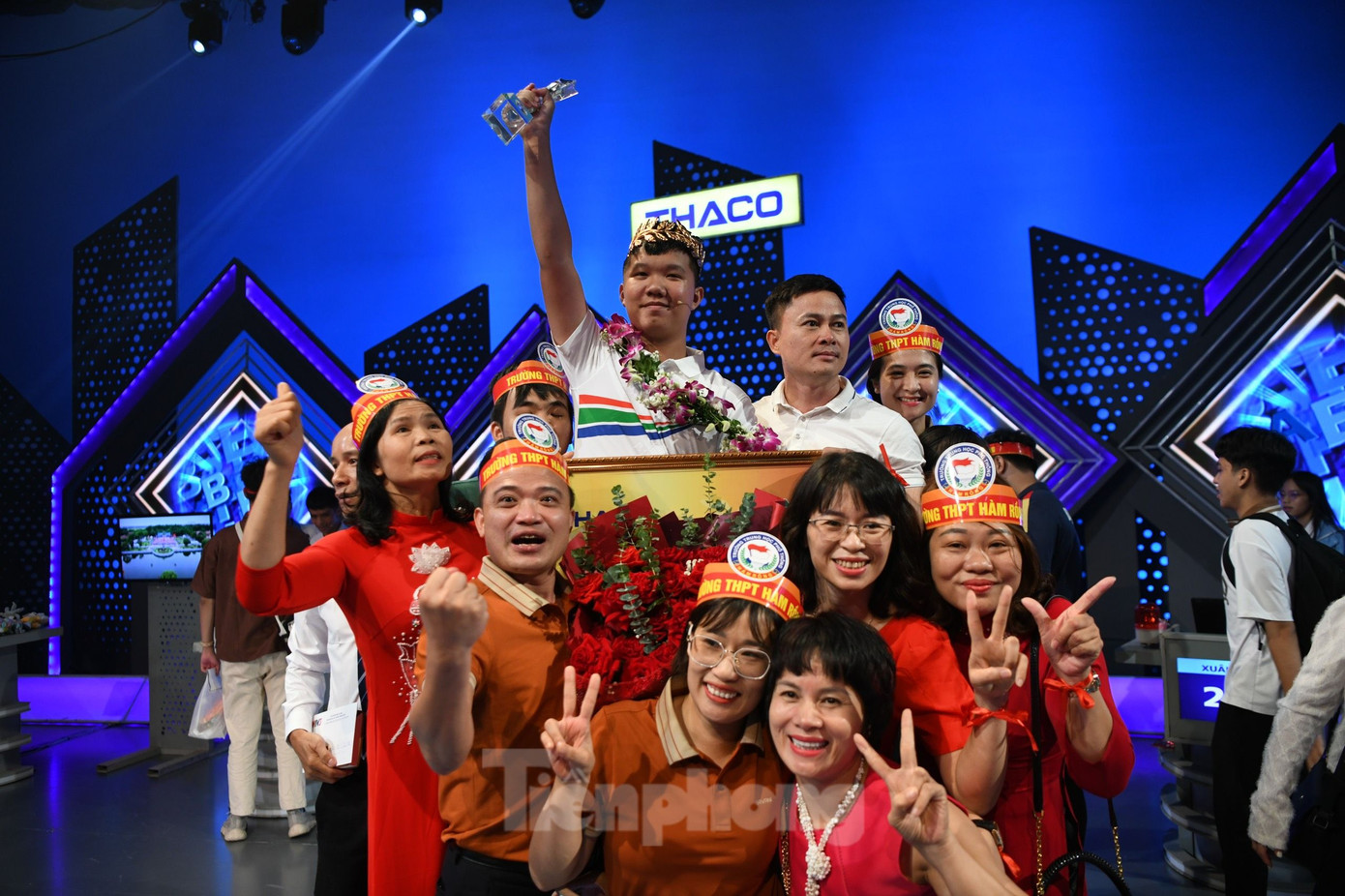 Thầy cô giáo trường THPT Hàm Rồng vỡ òa ăn mừng chiến thắng &quot;lội ngược dòng&quot; của học trò. Lần đầu tiên, Thanh Hóa có thí sinh vô địch Olympia. Ảnh: Như Ý