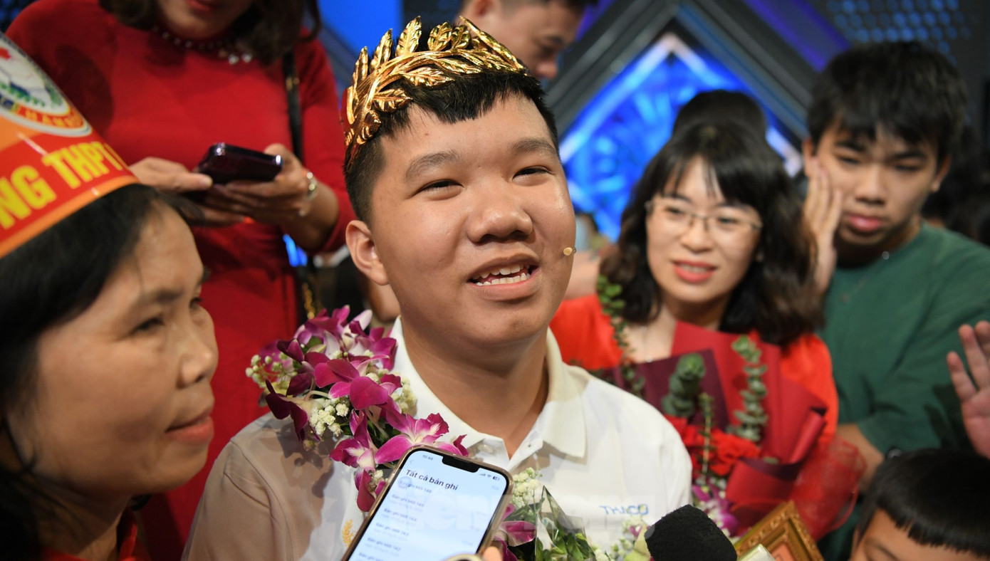 Ở câu cuối, Minh Triết làm điều chưa từng có tiền lệ khi quyết định nhường cơ hội cho Xuân Mạnh và Trọng Thành tranh tài. Trọng Thành bấm chuông nhưng không đưa ra được đáp án đúng. Vòng nguyệt quế đã thuộc về Xuân Mạnh. Các thí sinh đã chạy đến chúc mừng, ôm chầm lấy nhau sau khi cuộc tranh tài kết thúc. Ảnh: Như Ý