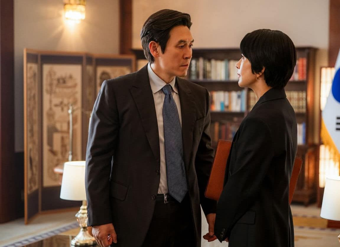 Khi Tổng thống Jang rơi vào tình trạng hôn mê, cuộc đấu tranh quyền lực giữa Dong Ho và Soo Jin nhanh chóng nổ ra khi mỗi người đều cố gắng lợi dụng sự bất lực của Tổng thống để đạt được mục tiêu của riêng mình. Khi Tổng thống Jang rơi vào tình trạng hôn mê, cuộc đấu tranh quyền lực giữa Dong Ho và Soo Jin nhanh chóng nổ ra khi mỗi người đều cố gắng lợi dụng sự bất lực của Tổng thống để đạt được mục tiêu của riêng mình.