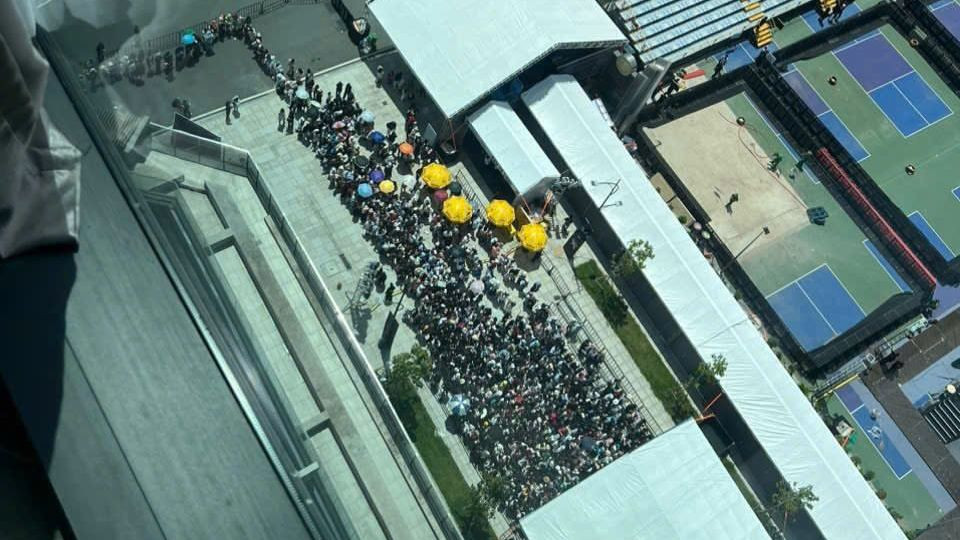 Một số khán giả bức xúc vì không được che chắn khi xếp hàng check-in từ 12h30, giữa thời tiết nắng nóng.