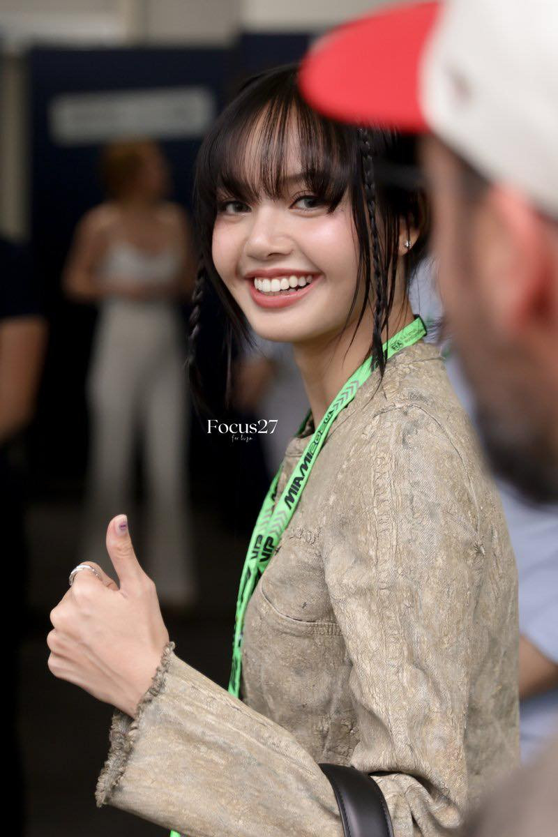 Trang phục và phụ kiện đi kèm Lisa diện tại sự kiện có giá trị lên tới 7.779 USD (hơn 197 triệu đồng). Trang phục và phụ kiện đi kèm Lisa diện tại sự kiện có giá trị lên tới 7.779 USD (hơn 197 triệu đồng).