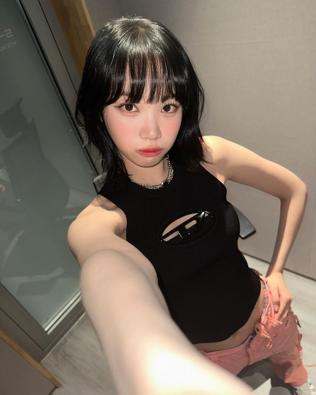 Bên cạnh sự tiêu cực về màn trình diễn ở Coachella, Kim Chae Won vướng phải nhiều thị phi. Cô bị cư dân mạng tố bắt chước phong cách ăn mặc, trang điểm của Winter (nhóm nhạc nữ aespa). Bên cạnh đó, cô bị chỉ trích thách thức dư luận vì đăng clip Doja Cat giơ “ngón tay thối” khi hát trước đám đông ở Coachella. Đáng nói, clip này được đăng tải sau khi Le Sserafim bị chê là thảm họa hát live Kpop.