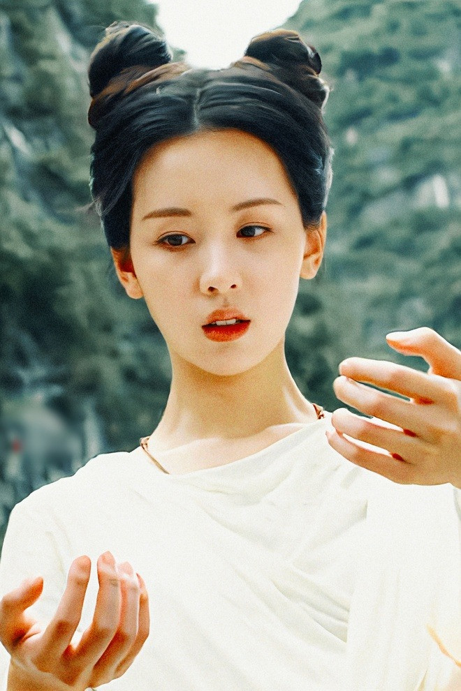 Thể hiện dạng vai phản diện, Trần Đô Linh thu về phản ứng tích cực hơn so với nhân vật chính diện. Phim điện ảnh Hoa Thiên Cốt ra rạp ngày 19/1 do Trần Đô Linh, Lý Trình Bân đóng chính bị đánh giá thấp. Sau 6 ngày ra rạp, phim chỉ thu về 5 triệu NDT (hơn 700.000 USD) phòng vé, trong khi đó có nguồn tin vốn đầu tư lên tới 100 triệu NDT (14 triệu USD). Thậm chí đạo diễn phim Trương Siêu Lý đăng video xin lỗi, cầu xin khán giả tới rạp vì doanh thu không tốt như mong đợi.