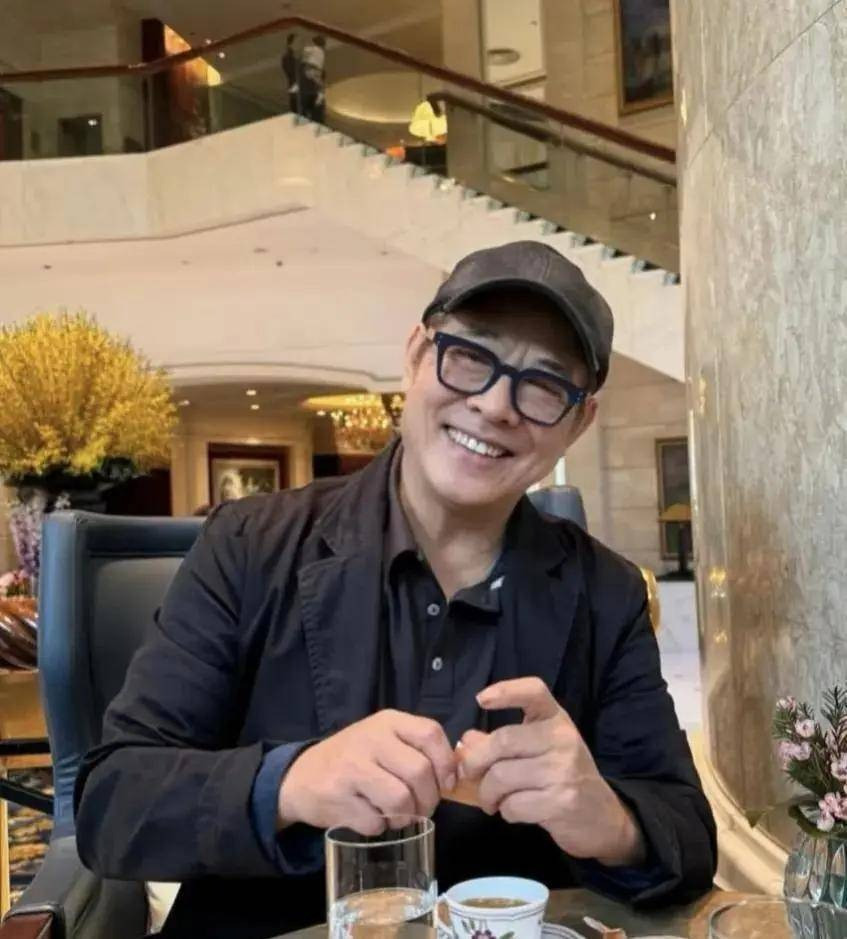 Bức hình Lý Liên Kiệt (áo đen) chụp cùng fan gây bàn luận.