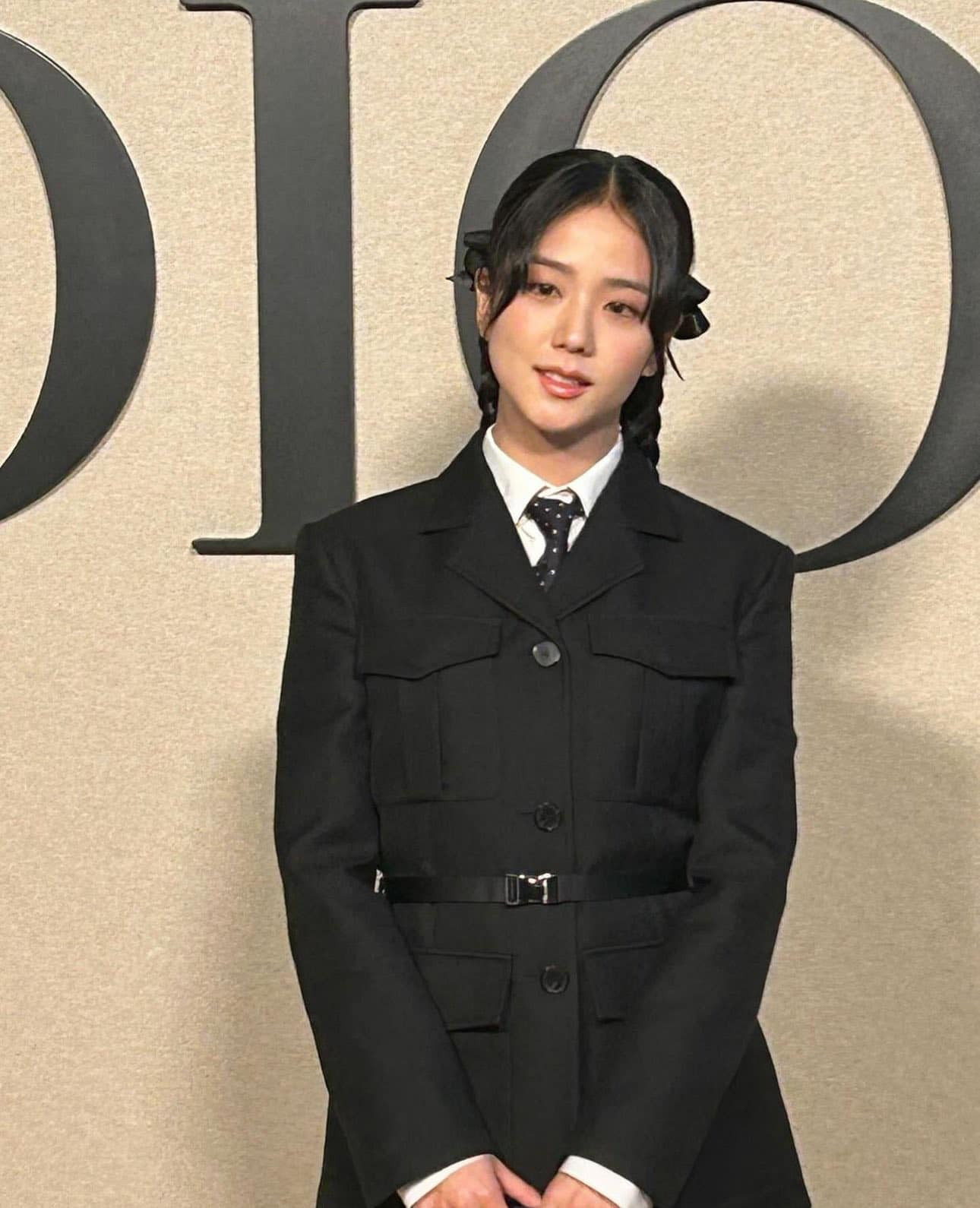 Jisoo (BlackPink) cho thấy nền da đáng mơ ước qua ống kính của “hung thần” Getty Image. Nữ thần tượng sinh năm 1995 trở thành tâm điểm tại show diễn Thu/Đông 2024-2025 của Dior thuộc khuôn khổ Paris Fashion Week. Đại sứ toàn cầu của Dior thắt bím tóc, chọn phong cách preppy, kết hợp quần short mini, áo sơ mi trắng cổ điển cùng áo khoác được trang trí bằng 4 túi xếp nếp. Người đẹp nhóm BlackPink ngồi hàng ghế đầu cạnh vợ chồng Bernard Arnault - chủ tịch và giám đốc điều hành (CEO) của LVMH, công ty hàng xa xỉ lớn nhất thế giới, Rosalia, Delphine Arnault (Chủ tịch, CEO Dior). Jisoo (BlackPink) cho thấy nền da đáng mơ ước qua ống kính của “hung thần” Getty Image. Nữ thần tượng sinh năm 1995 trở thành tâm điểm tại show diễn Thu/Đông 2024-2025 của Dior thuộc khuôn khổ Paris Fashion Week. Đại sứ toàn cầu của Dior thắt bím tóc, chọn phong cách preppy, kết hợp quần short mini, áo sơ mi trắng cổ điển cùng áo khoác được trang trí bằng 4 túi xếp nếp. Người đẹp nhóm BlackPink ngồi hàng ghế đầu cạnh vợ chồng Bernard Arnault - chủ tịch và giám đốc điều hành (CEO) của LVMH, công ty hàng xa xỉ lớn nhất thế giới, Rosalia, Delphine Arnault (Chủ tịch, CEO Dior).