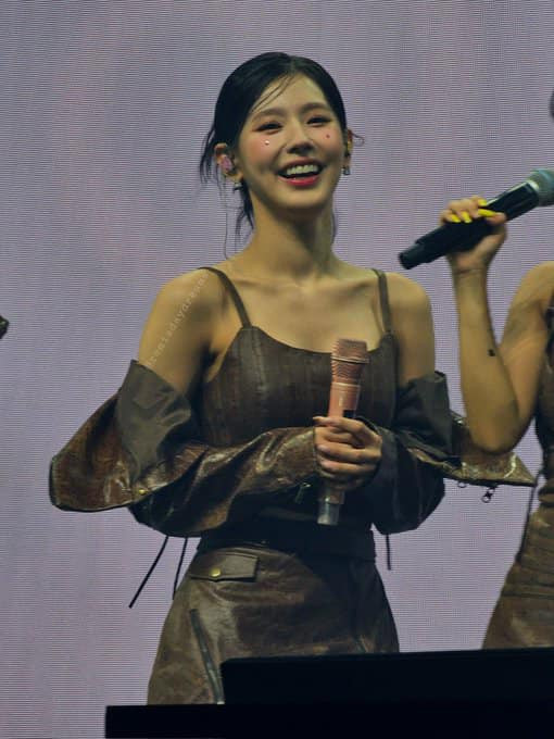 Trên trang cộng đồng, bài đăng thu hút hơn 141.000 lượt xem, khán giả than thở về việc Miyeon thường bị che khuất trong khi biểu diễn trong đội hình vũ đạo. Người hâm mộ của Miyeon so sánh hai ca khúc chủ đề gần đây của nhóm, Miyeon nhận được ít phần hát so với vị trí đảm nhận.