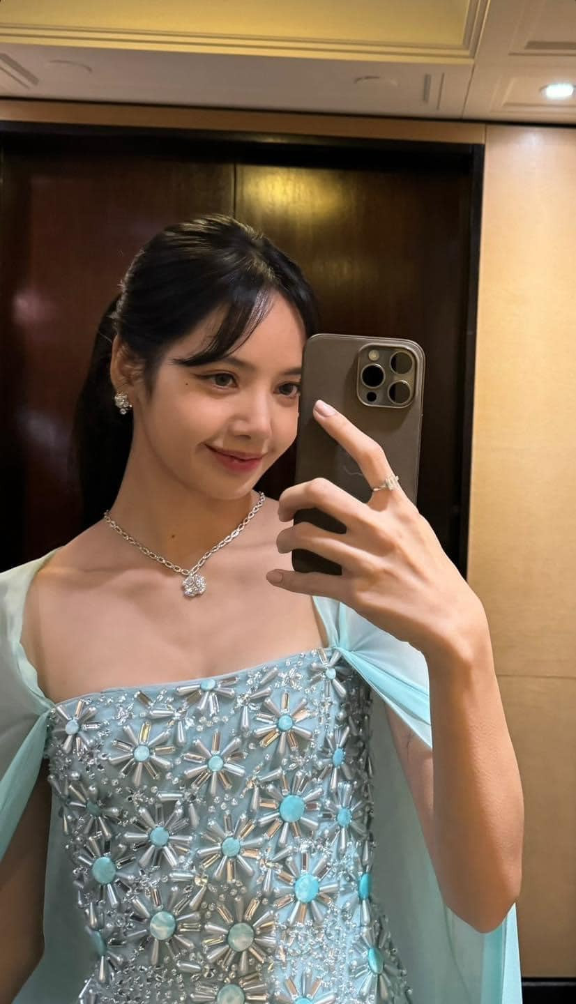 Tạo hình của Lisa (BlackPInk) khi dự tiệc của hoàng gia Anh. Ảnh: Instagram. Tạo hình của Lisa (BlackPInk) khi dự tiệc của hoàng gia Anh. Ảnh: Instagram.