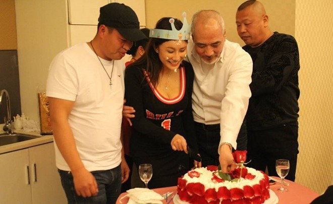 Vợ kém Từ Thiếu Cường 30 tuổi (ảnh trái) và người phụ nữ bị nghi là tình nhân của tài tử võ hiệp. Vợ kém Từ Thiếu Cường 30 tuổi (ảnh trái) và người phụ nữ bị nghi là tình nhân của tài tử võ hiệp.