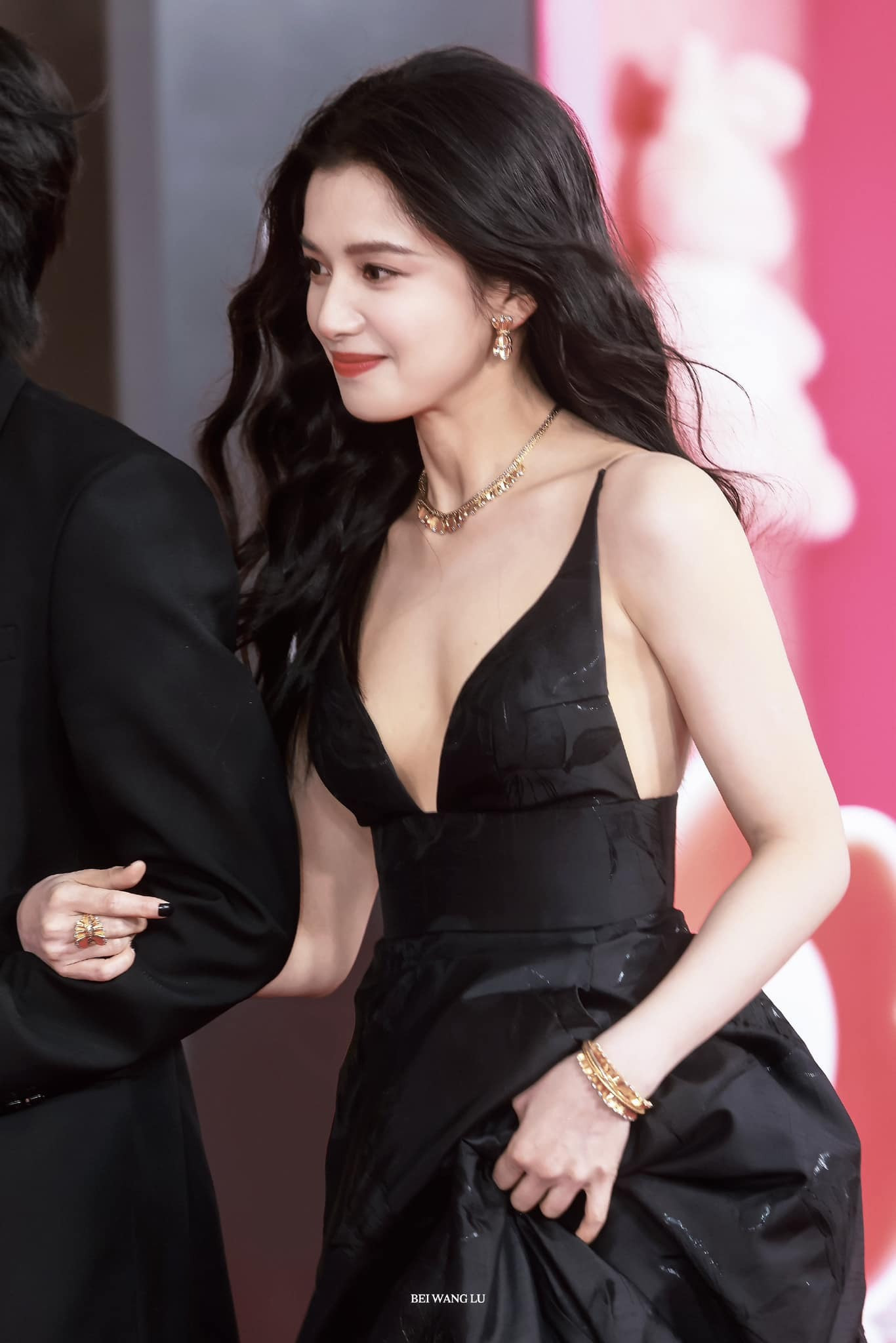 Trương Tịnh Nghi thu hút mọi ánh nhìn nhờ bộ váy xẻ sâu. Trương Tịnh Nghi thu hút mọi ánh nhìn nhờ bộ váy xẻ sâu.