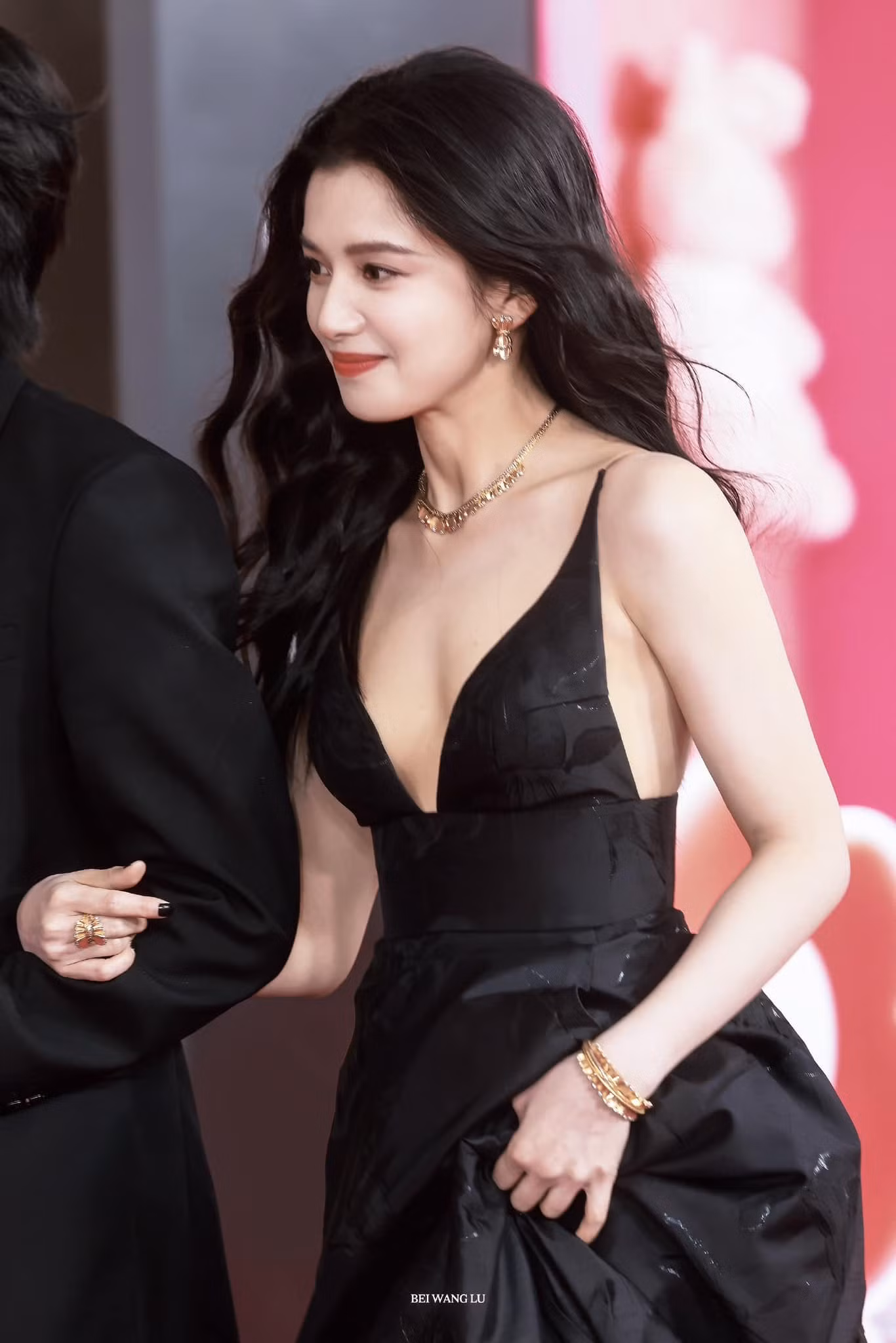 Trương Tịnh Nghi thu hút mọi ánh nhìn nhờ bộ váy xẻ sâu. Trương Tịnh Nghi thu hút mọi ánh nhìn nhờ bộ váy xẻ sâu.