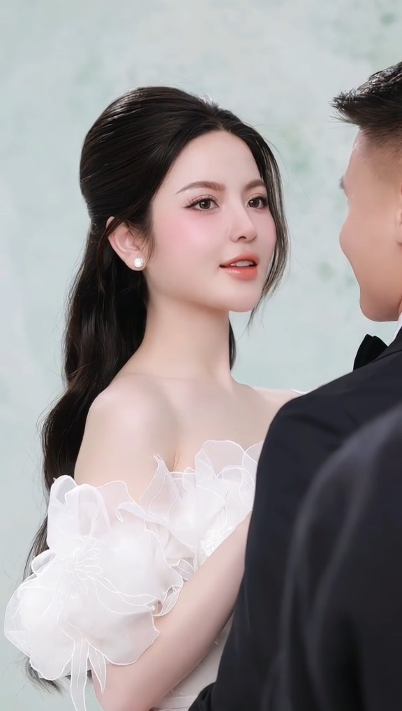 Chính thức về chung một nhà, hai người thoải mái khi chia sẻ hình ảnh bên nhau. Suốt thời gian hẹn hò, Quang Hải và Chu Thanh Huyền không công khai mối quan hệ. Chính thức về chung một nhà, hai người thoải mái khi chia sẻ hình ảnh bên nhau. Suốt thời gian hẹn hò, Quang Hải và Chu Thanh Huyền không công khai mối quan hệ.