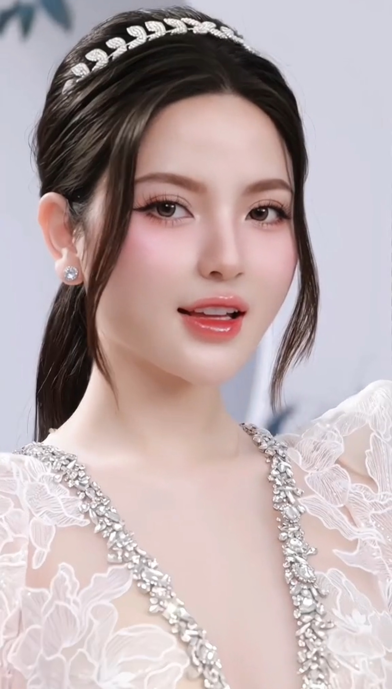 Sau đám hỏi hoành tráng ở quê diễn ra ngày 1/1/2024, Quang Hải và Chu Thanh Huyền tổ chức đám cưới tại hai địa điểm, trong hai ngày. Theo đó, đám cưới đặt tại sân bóng gần nhà Quang Hải diễn ra vào ngày 28/3, sau đó cả hai tiếp tục tổ chức tiệc cưới ở trung tâm Hà Nội ngày 6/4. Sau đám hỏi hoành tráng ở quê diễn ra ngày 1/1/2024, Quang Hải và Chu Thanh Huyền tổ chức đám cưới tại hai địa điểm, trong hai ngày. Theo đó, đám cưới đặt tại sân bóng gần nhà Quang Hải diễn ra vào ngày 28/3, sau đó cả hai tiếp tục tổ chức tiệc cưới ở trung tâm Hà Nội ngày 6/4.